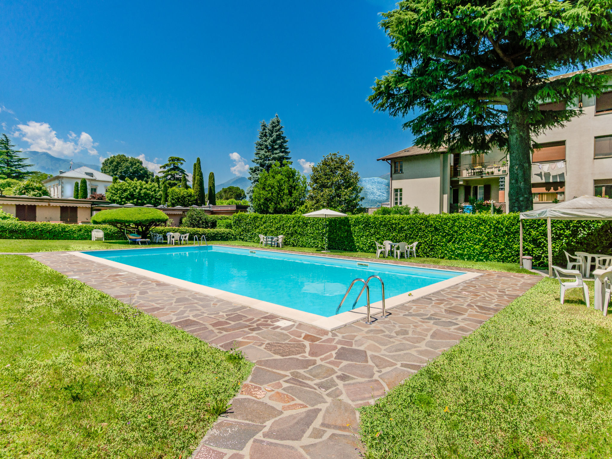 Miralago Guest House-Outside