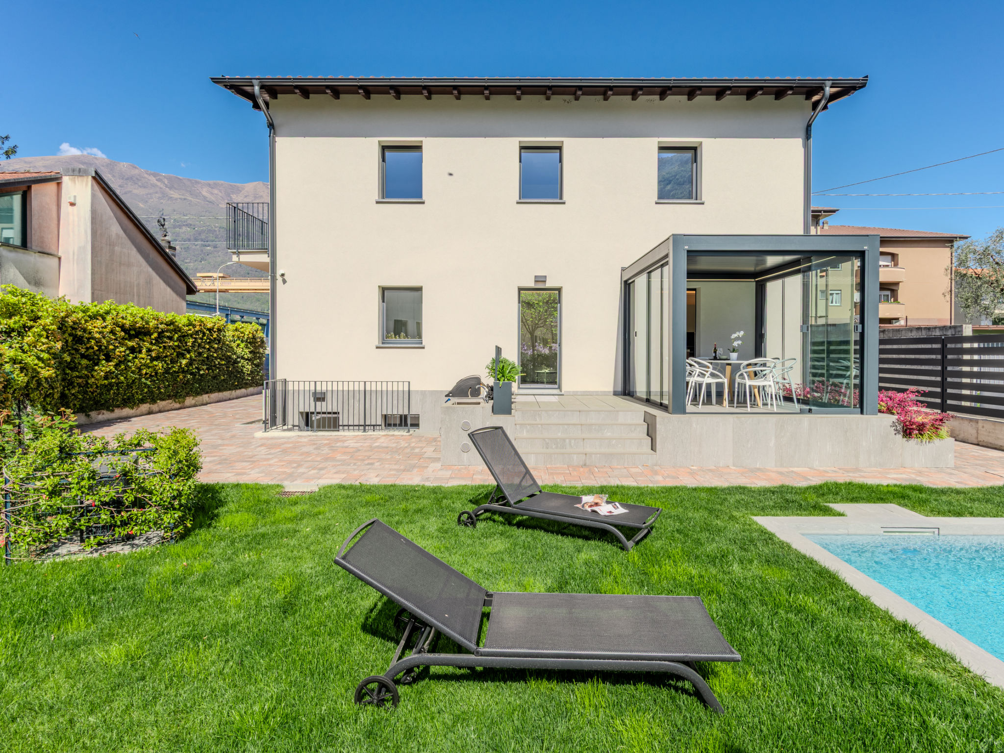 Allegra - Outside