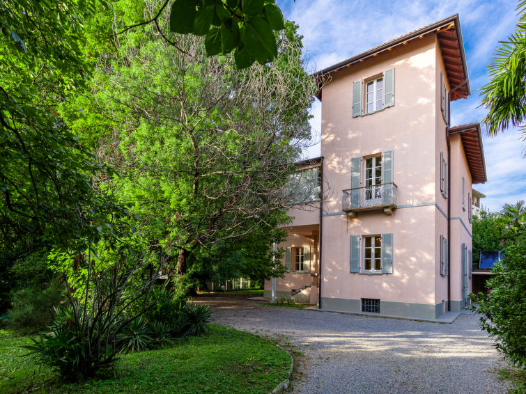 Villa Eugenia in Dervio: Open haard, privézwembad en nabij het strand in Dervio