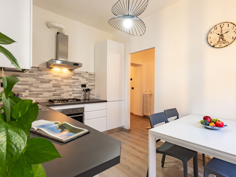 Op 400 m van het strand: Ruim appartement in centrum Bellano in Bellano