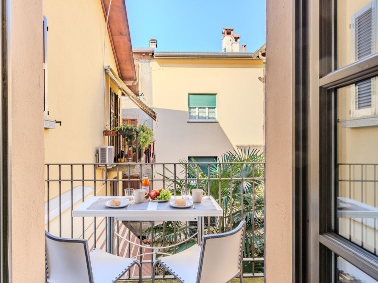 Op 500 m van het strand: Ruim appartement in centrum Bellano in Bellano
