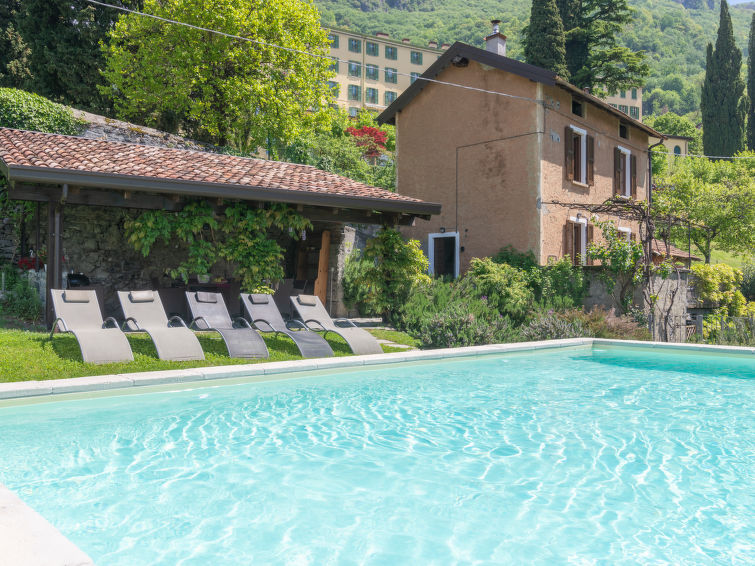 6-persoons boerderij in Varenna met privézwembad en open haard in Varenna