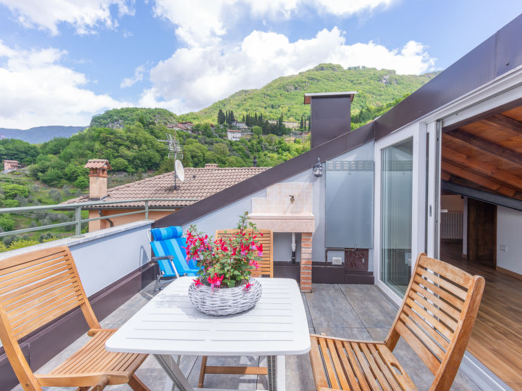 Op 1,3 km van het strand: Ruim appartement in Varenna met uitzicht in Varenna