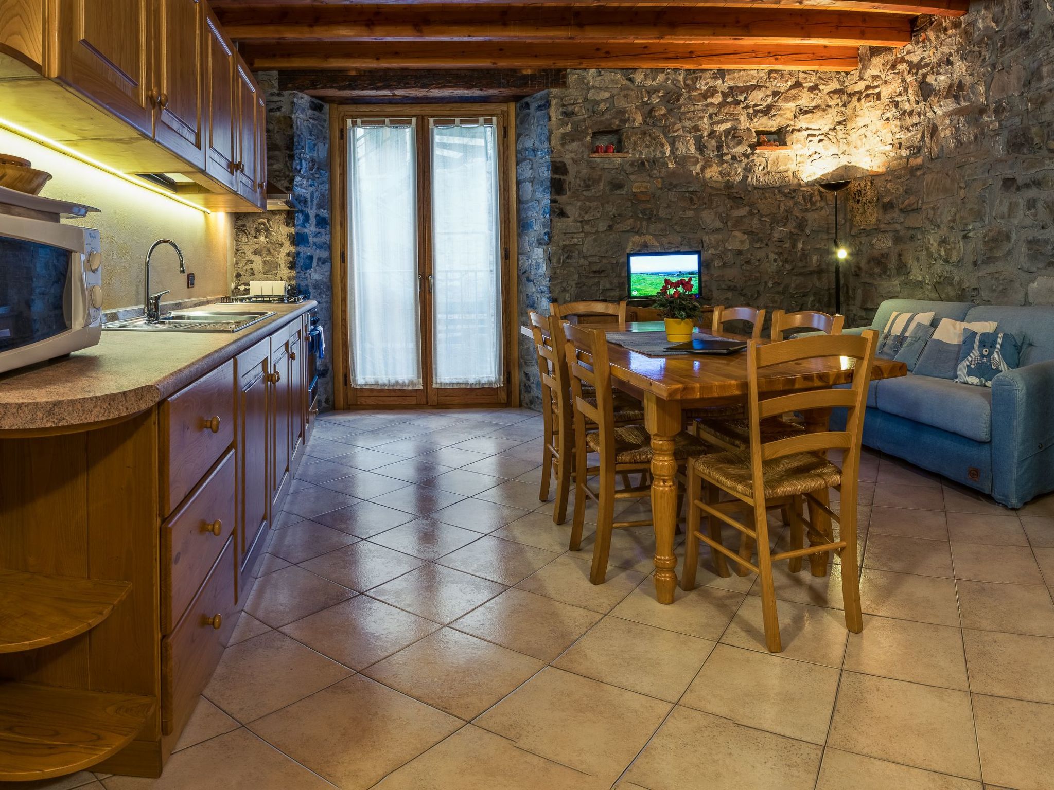 The Pisa apartment is on three floors and can accommodate up to six people.Thanks to the ceiling beams and solid wood furniture, there is a welcoming medieval atmosphere. The ground floor has a bedroo..
