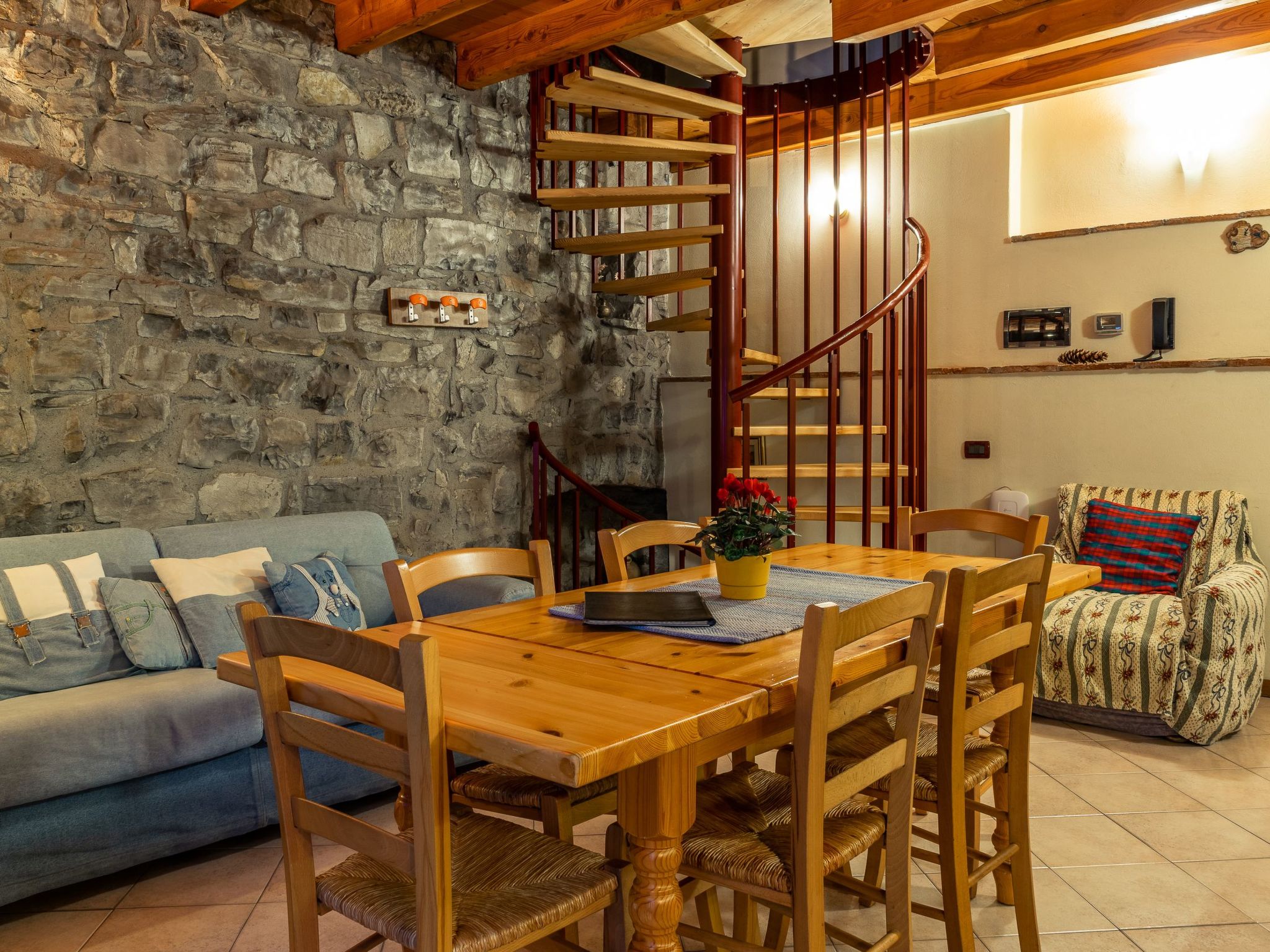 Dreistöckiges Apartment in einem historischen Gebäude-Binnen