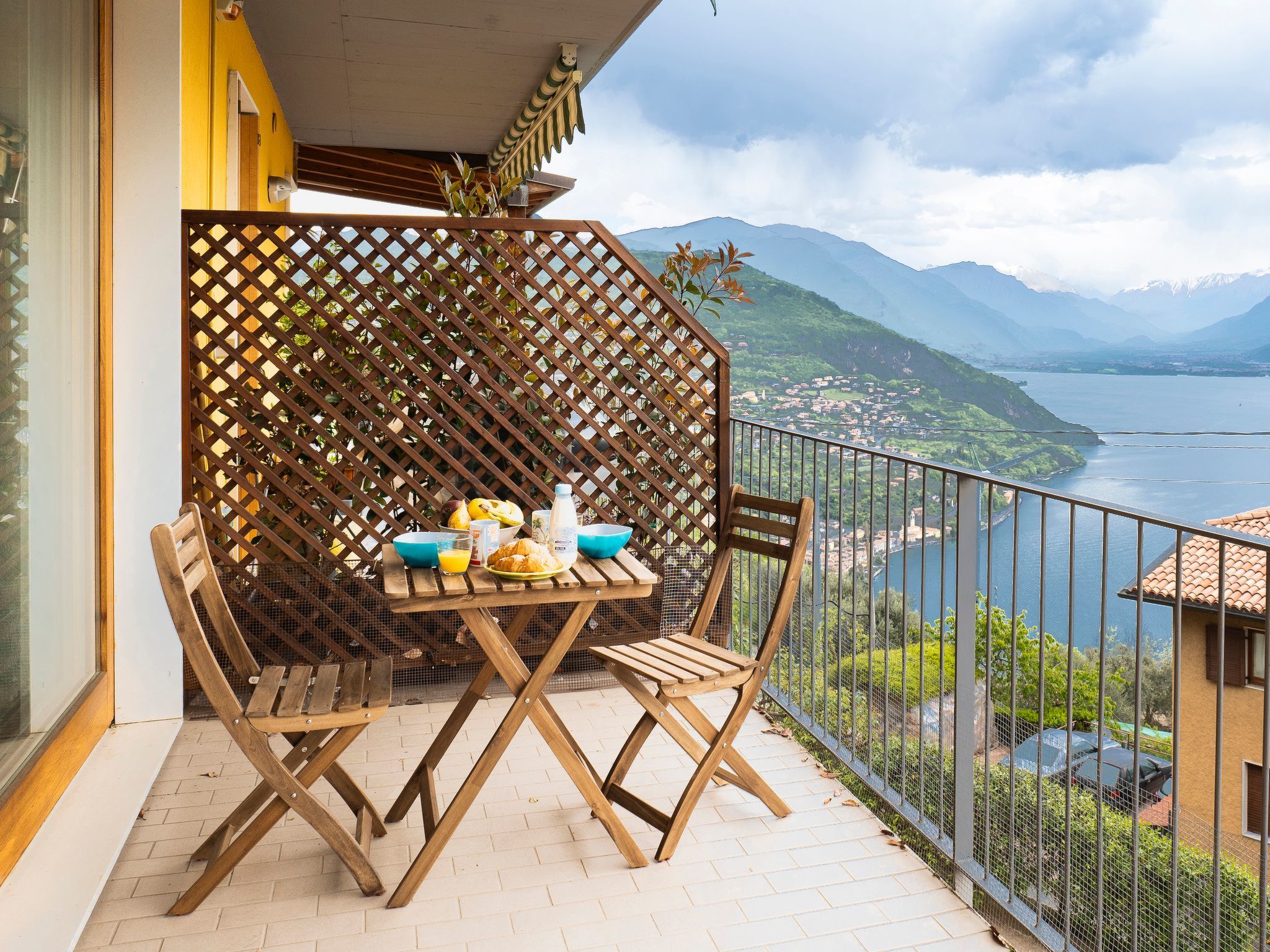 Welcome to our exclusive studio apartment, located in the quiet heart of Xino, a hidden gem on Lake Iseo. Perfect for single guests or couples, this flat is ideal for a relaxing getaway or an active h..