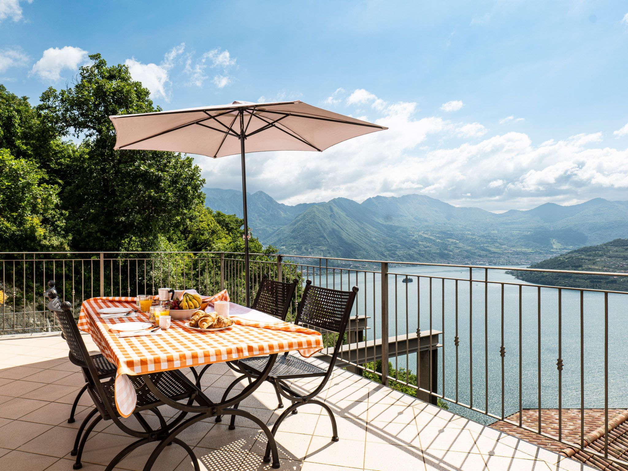 A semi-detached villa within an elegant residence, set on the slopes of Parzanica - mirroring Lake Iseo - and equipped with a communal swimming pool. Inside, a spacious and well-equipped flat on two f..