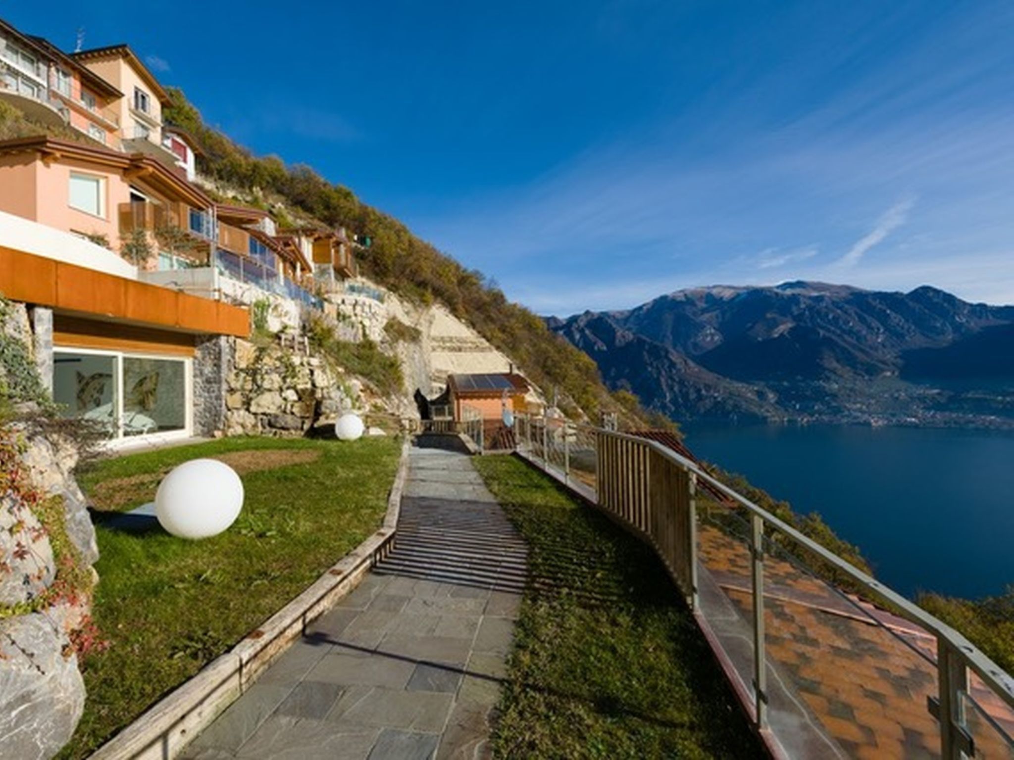 Segesta - Panorama-Außenbereich und Schwimmbad-Drinnen