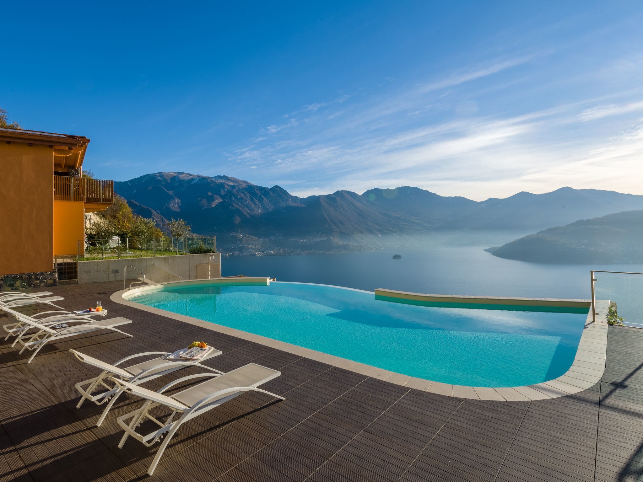 Beautiful holidays lead to self-enrichment, to marvelling at new things, to astonishment at beautiful and well-made things, to emotions that can last: the two-room apartment in a small villa on the fi..