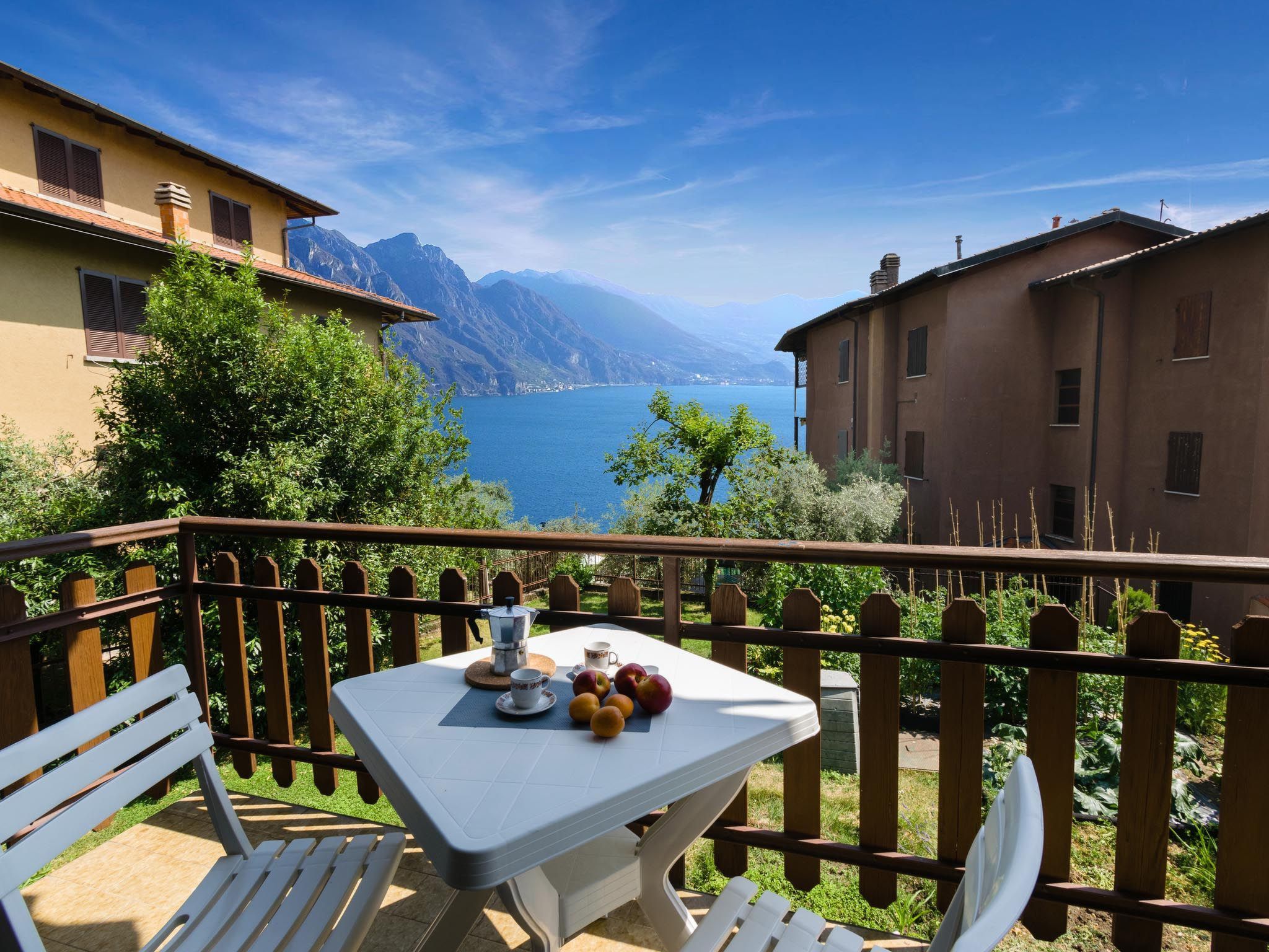 The parking space is in the immediate vicinity, the main services are 50 metres away, the path leading to the lakefront is only a few steps away, and in a few minutes you can reach Riva di Solto, with..