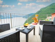 Serafino - Terrasse und Pool am Iseosee