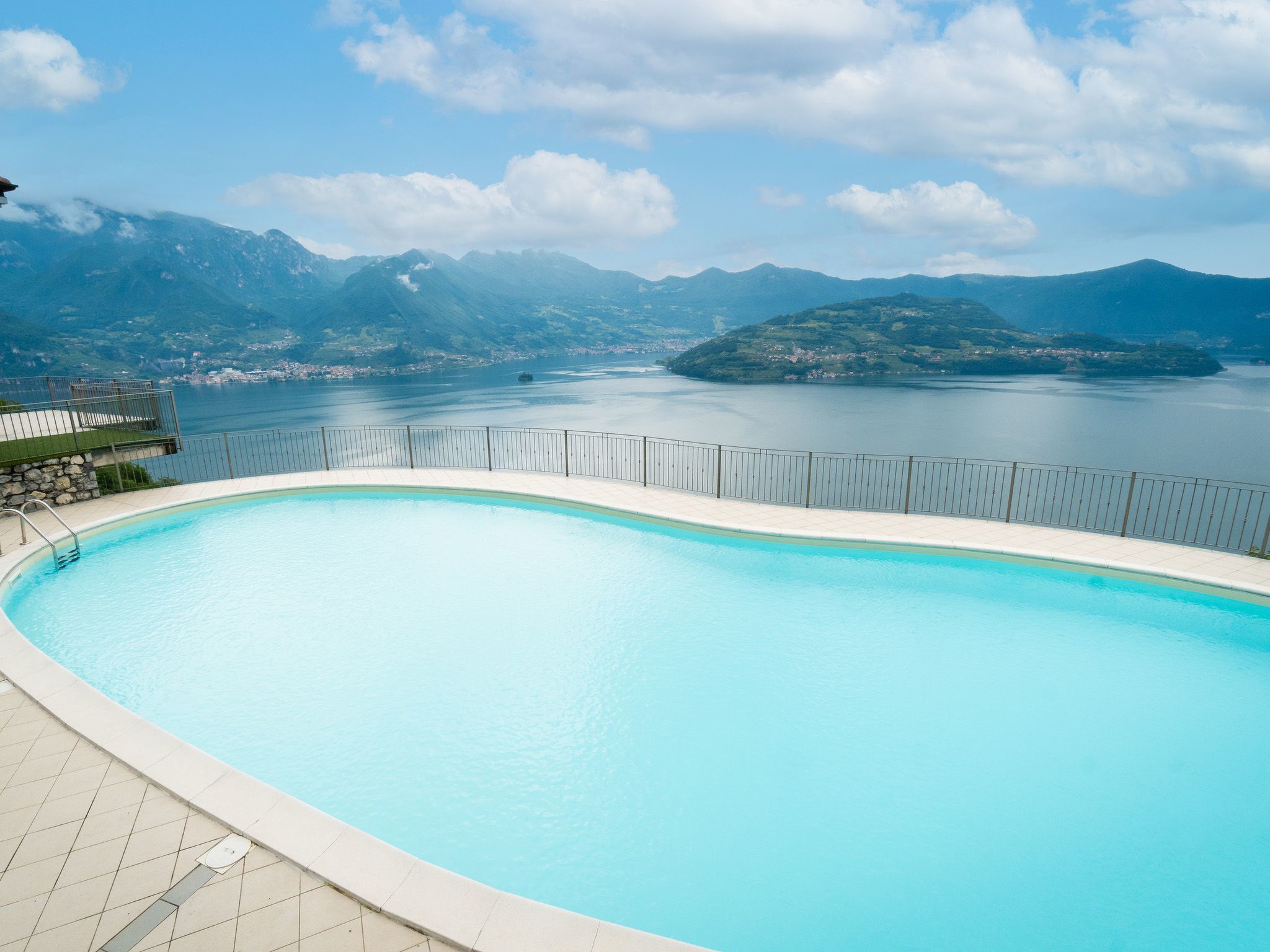Serafino - Terrasse und Pool am Iseosee-Binnen
