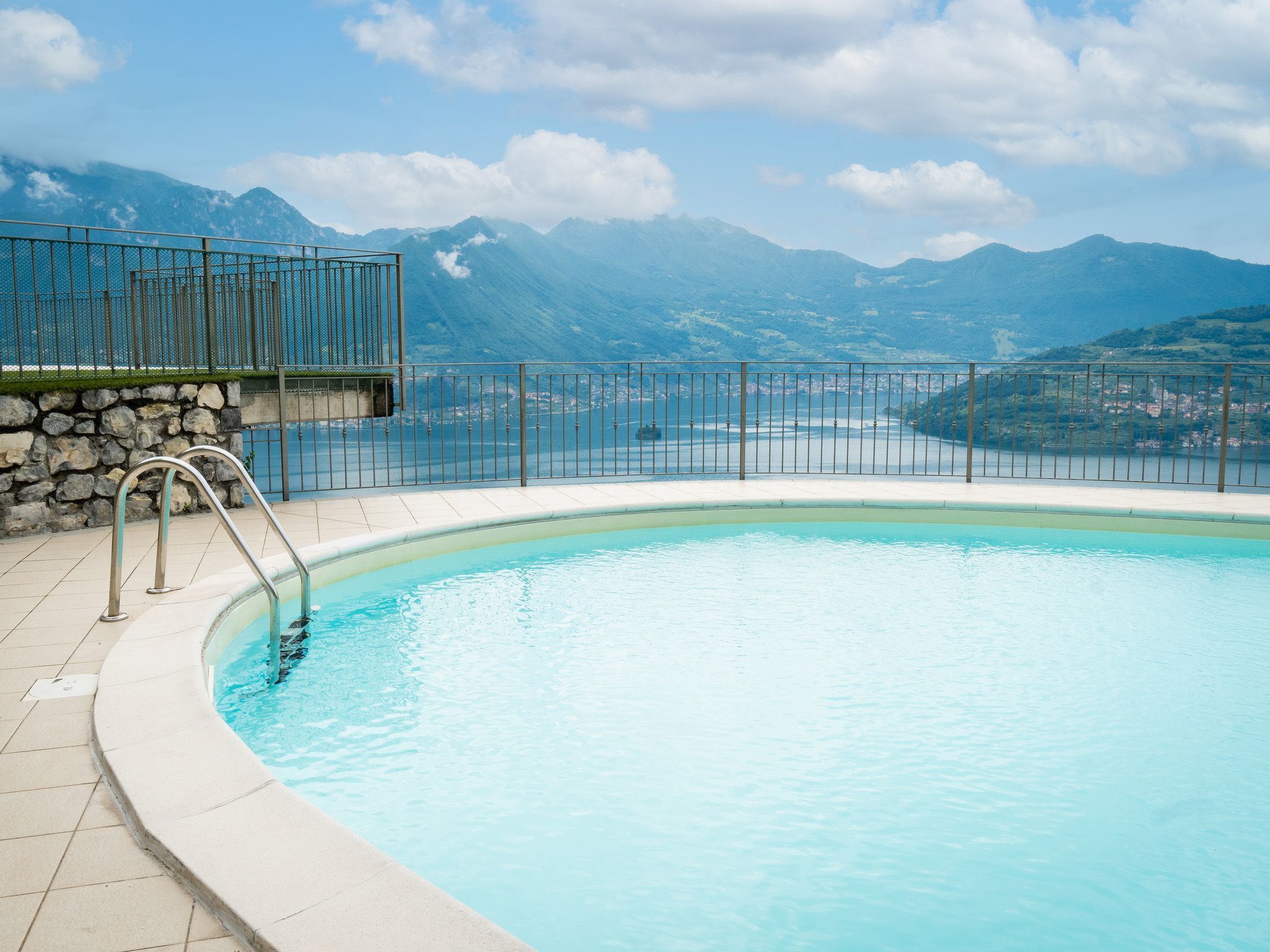 Serafino - Terrasse und Pool am Iseosee-Drinnen