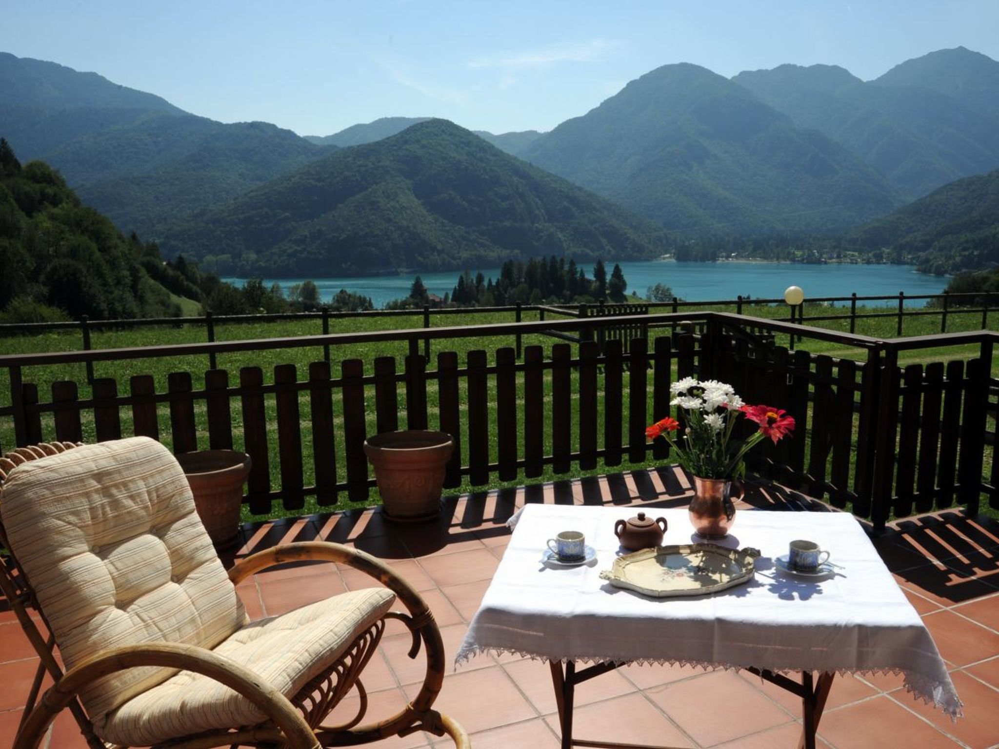 Discover the charm of Mezzolago-Ledro by staying in the enchanting Bellavista flat, the ideal retreat for those seeking an escape from daily routine. Located in a quiet and serene setting, the flat of..