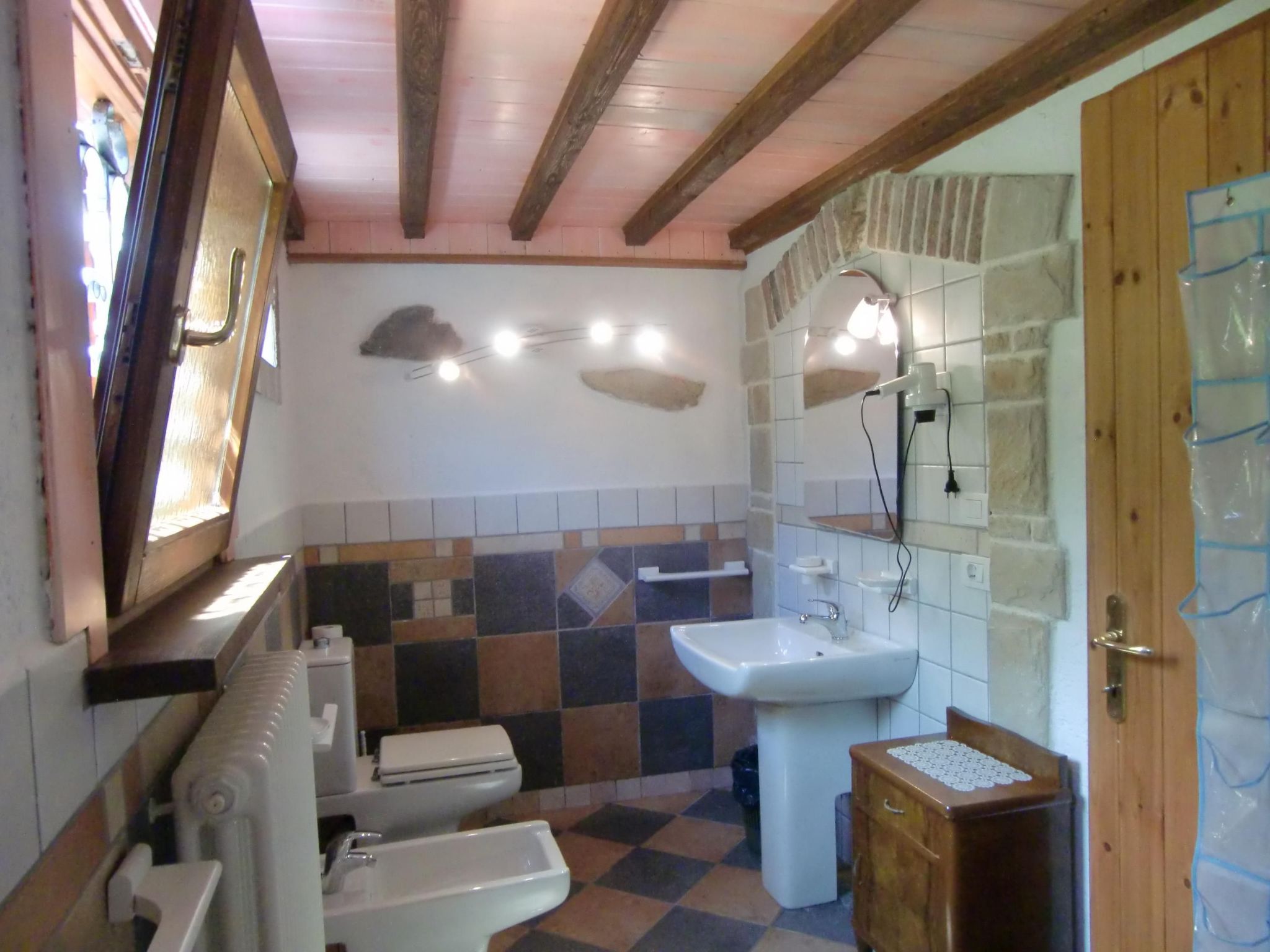 Freistehendes Haus mit eingezäuntem Privatgarten-Binnen