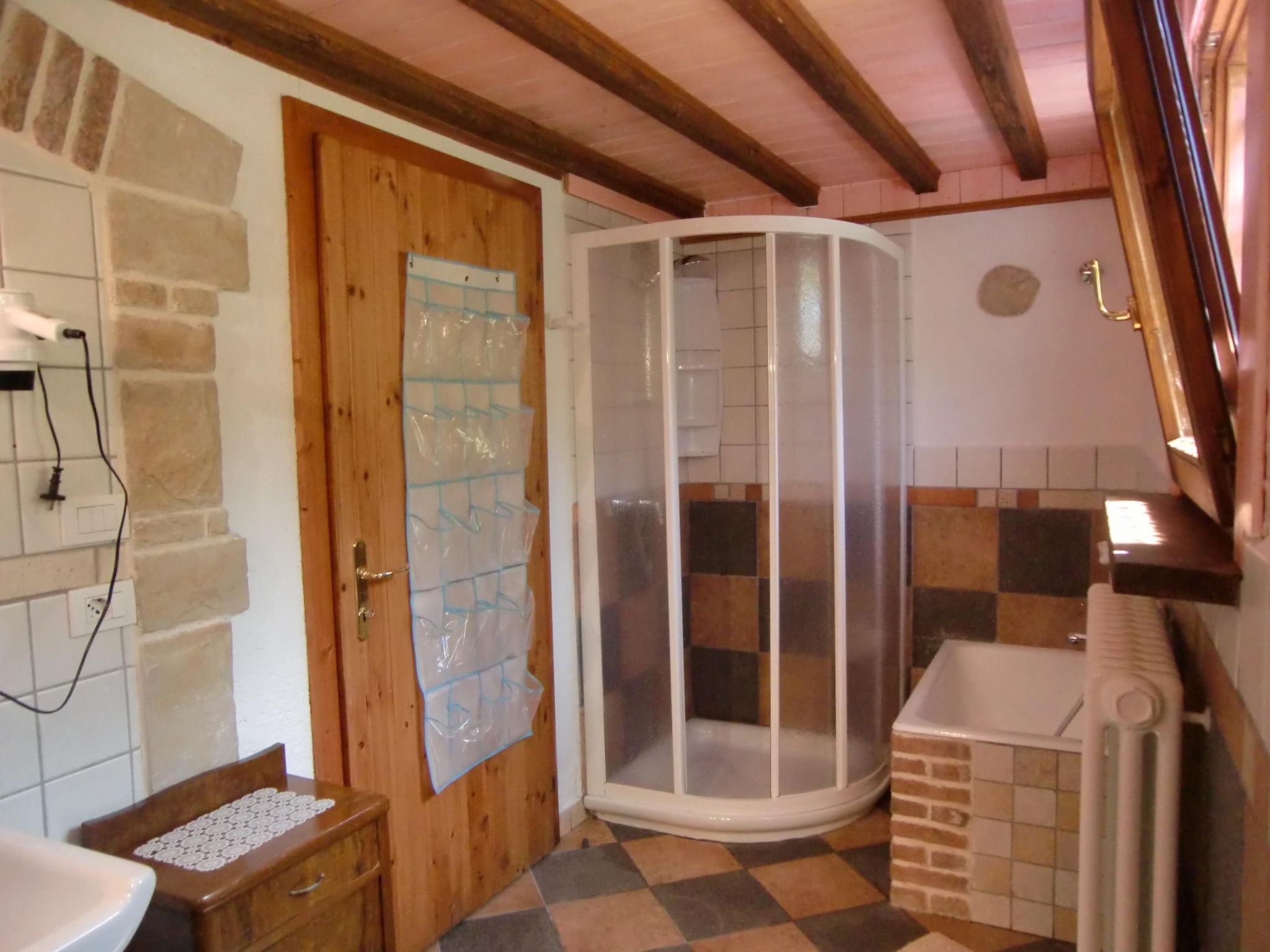 Freistehendes Haus mit eingezäuntem Privatgarten-Binnen