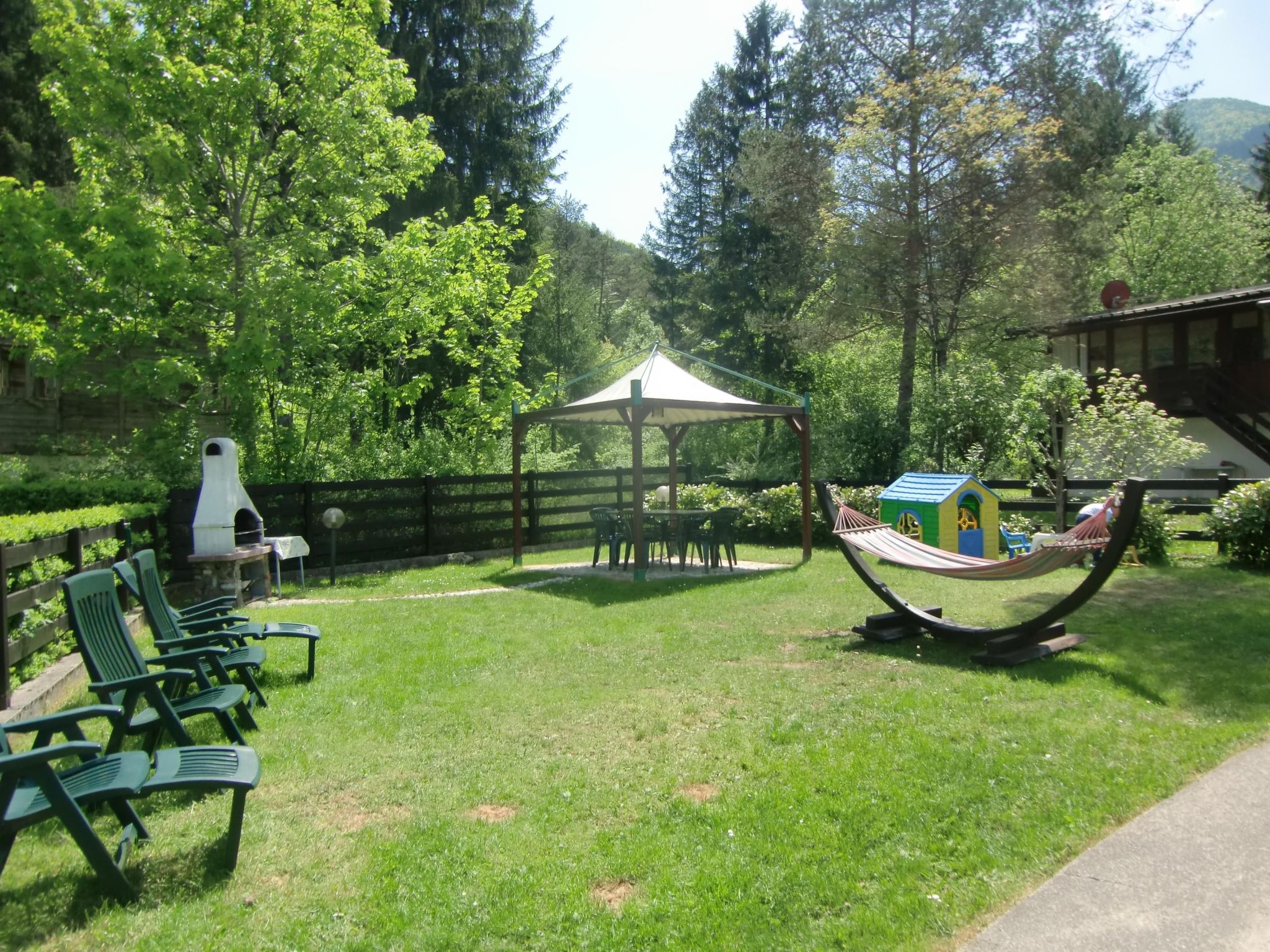 Freistehendes Haus mit eingezäuntem Privatgarten-Binnen