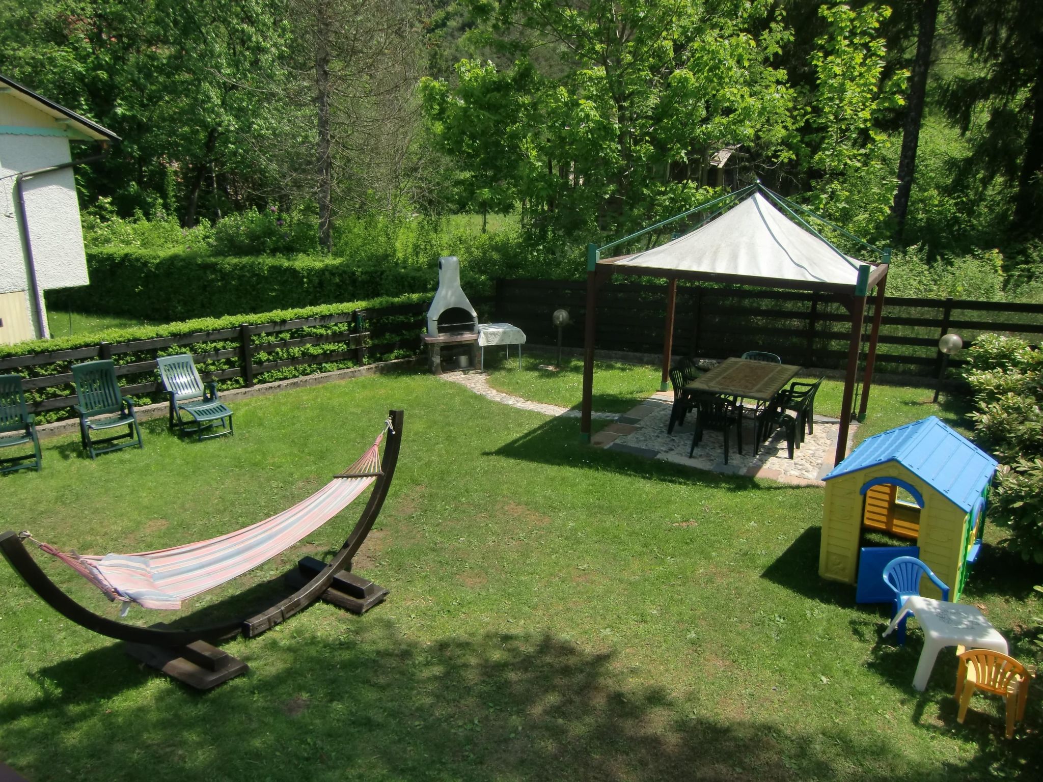 Freistehendes Haus mit eingezäuntem Privatgarten-Binnen