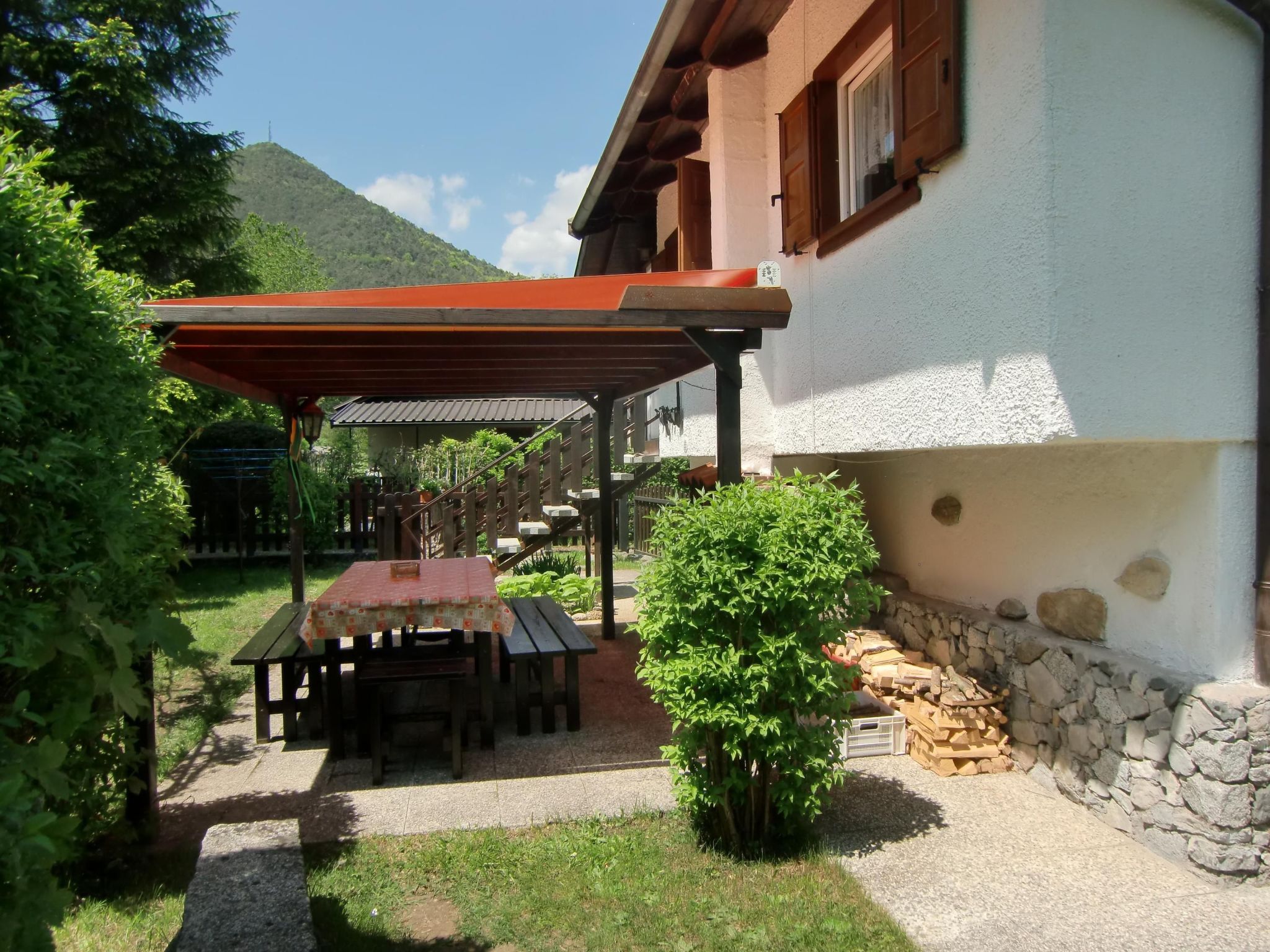 Freistehendes Haus mit eingezäuntem Privatgarten-Binnen