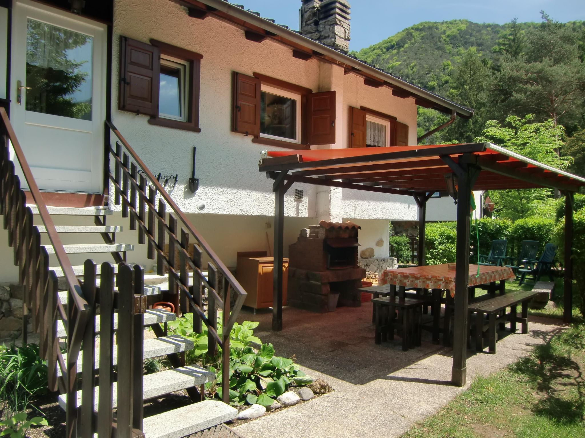 Freistehendes Haus mit eingezäuntem Privatgarten-Binnen