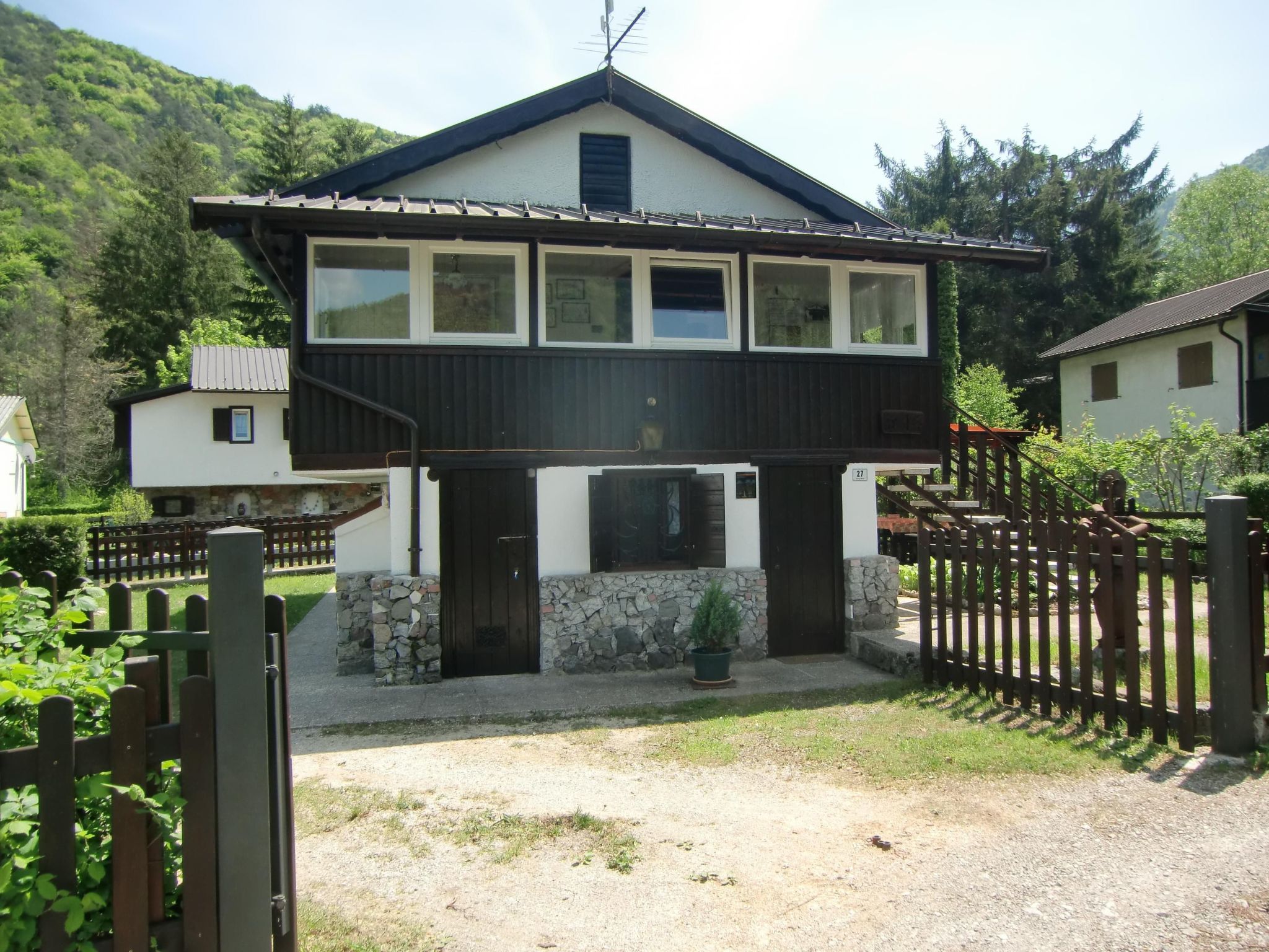 Freistehendes Haus mit eingezäuntem Privatgarten-Binnen