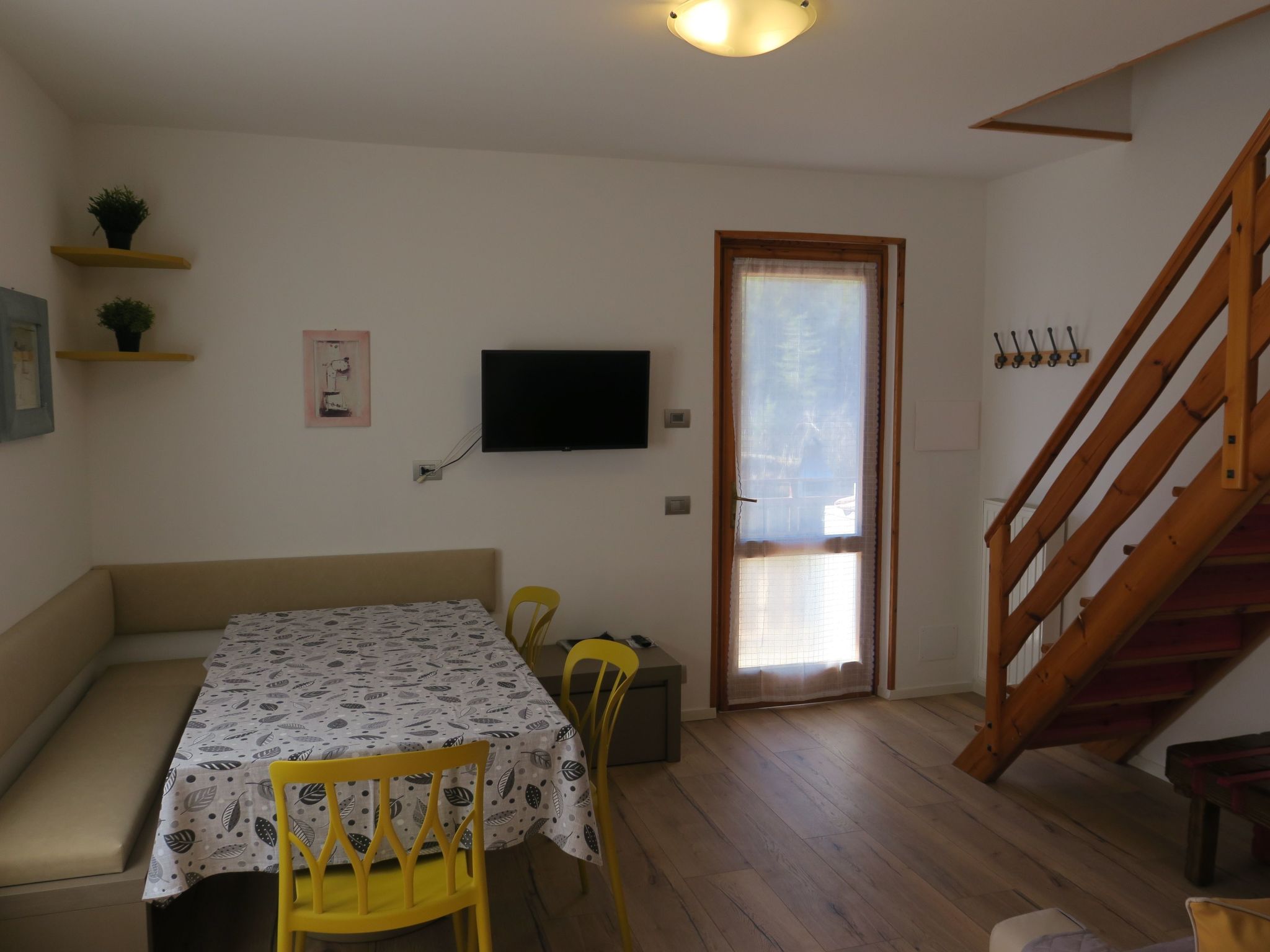 2-stöckige Wohnung mit privatem Gartenbereich-Binnen