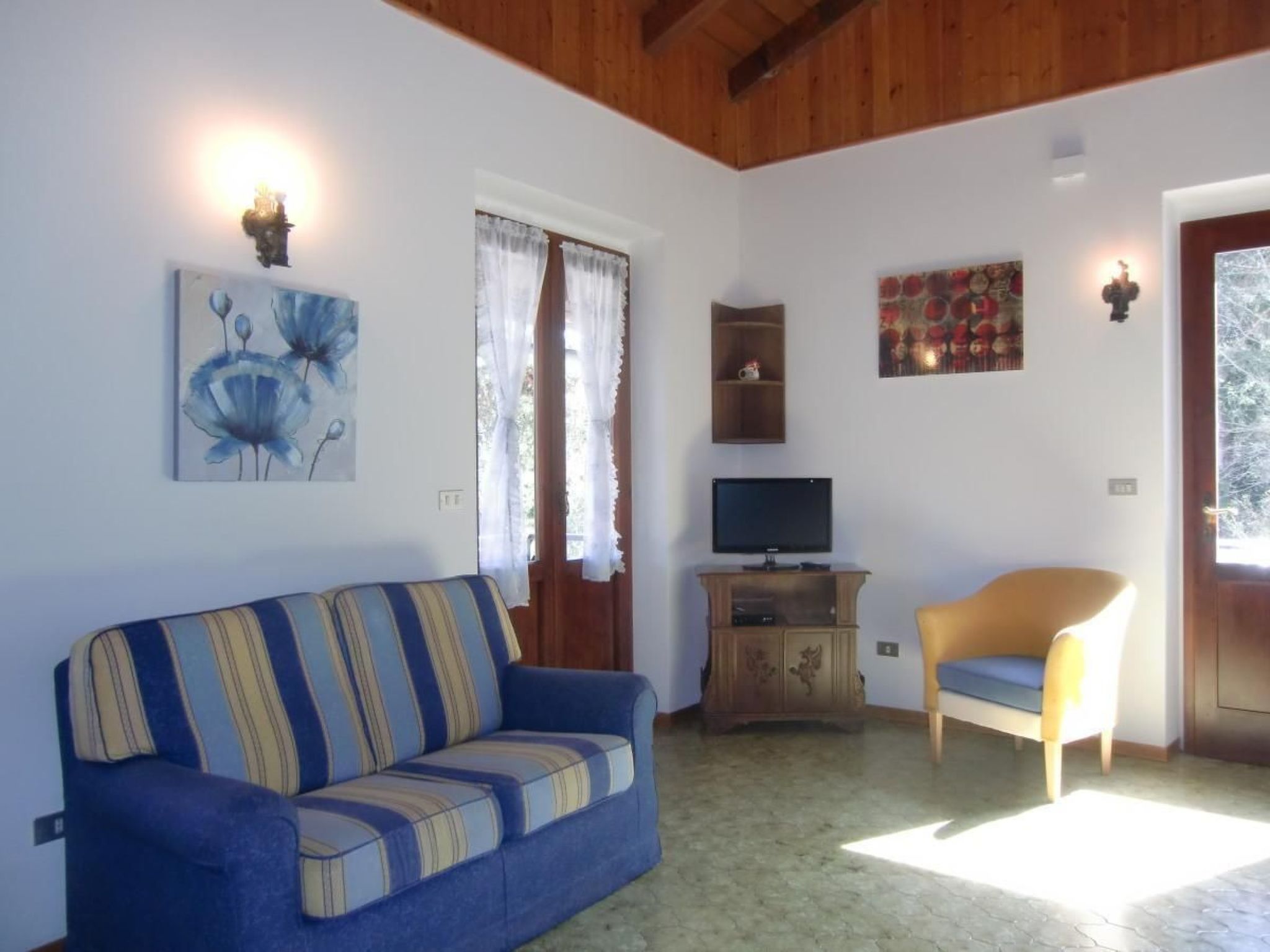 Wohnung im ersten Stock mit schönem Seeblick-Binnen