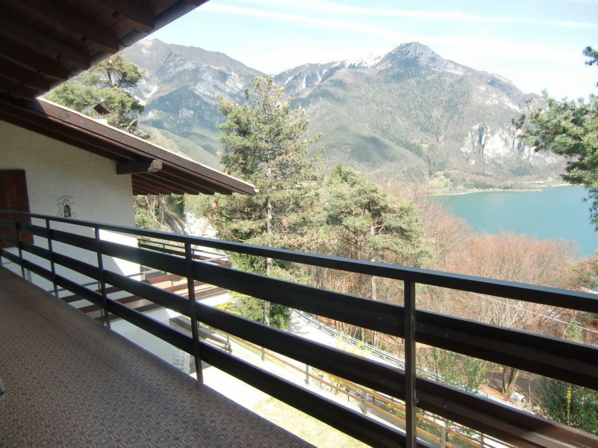 Wohnung im ersten Stock mit schönem Seeblick-Binnen