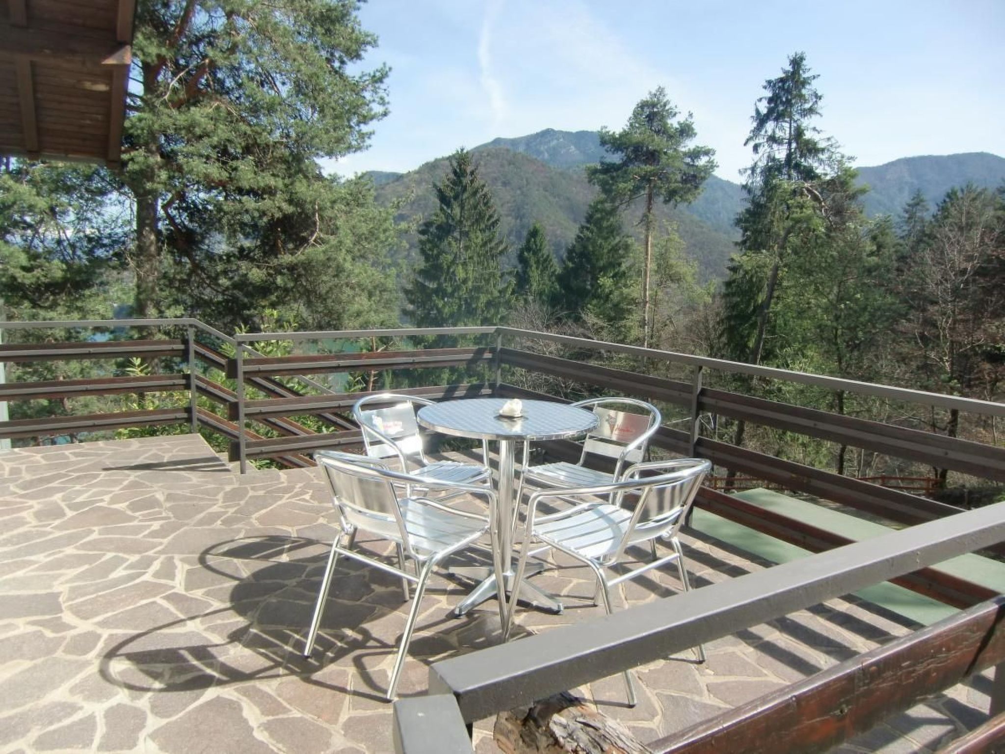 Wohnung im ersten Stock mit schönem Seeblick-Binnen