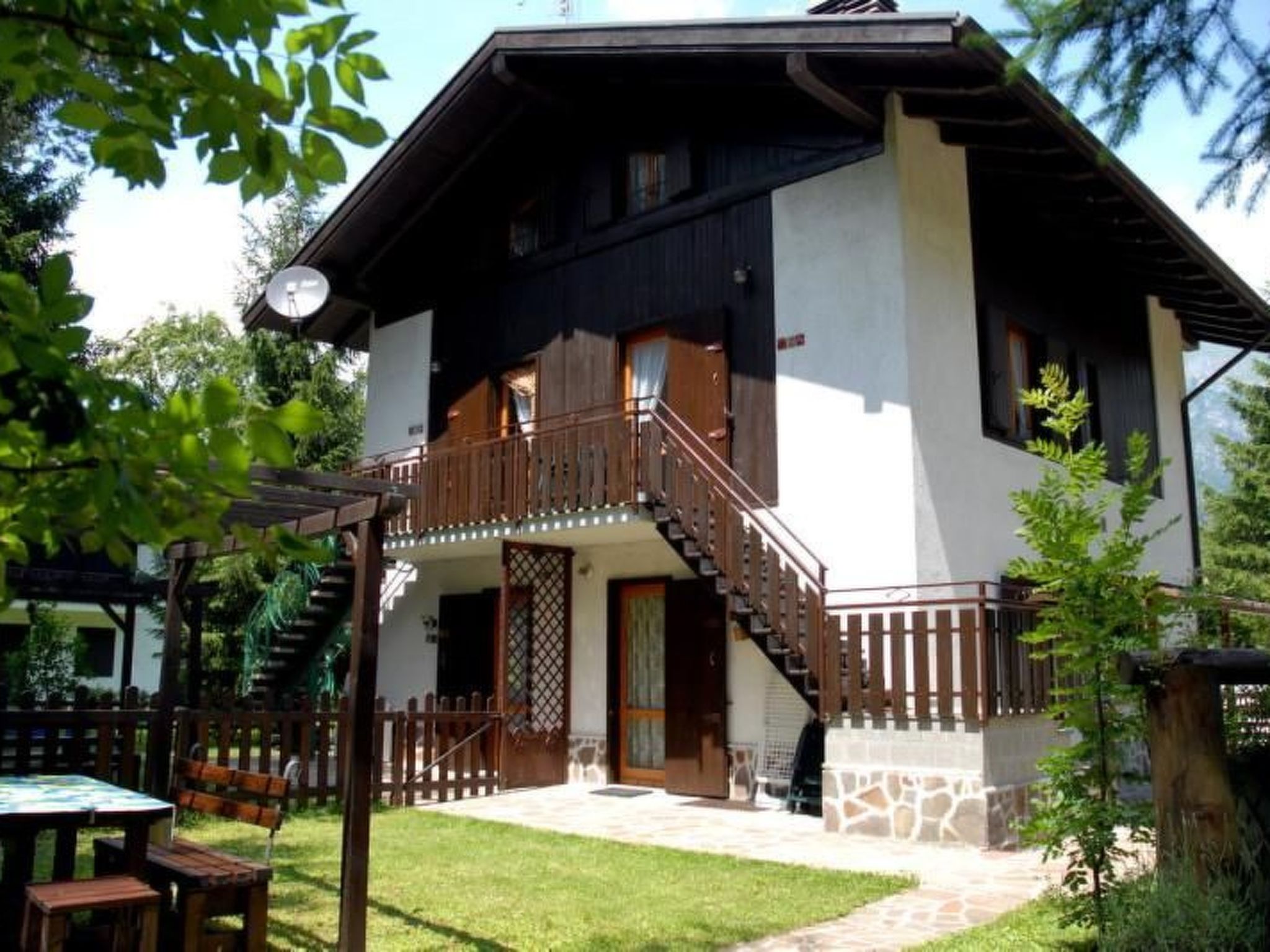 Erdgeschosswohnung mit privatem Garten-Dedans