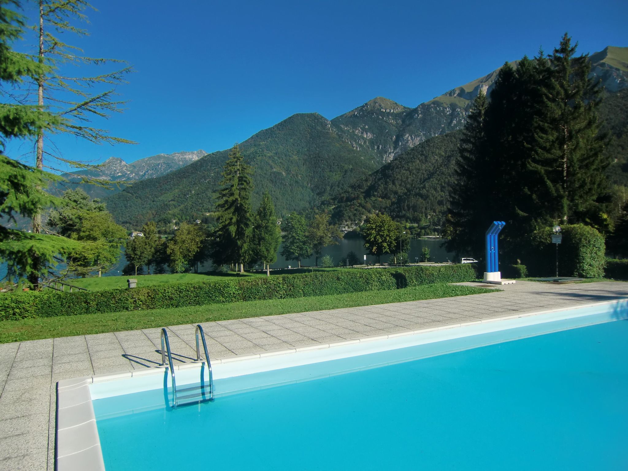 Wohnung mit Balkon mit Seeblick — Pool Outdoor (3 of 18)