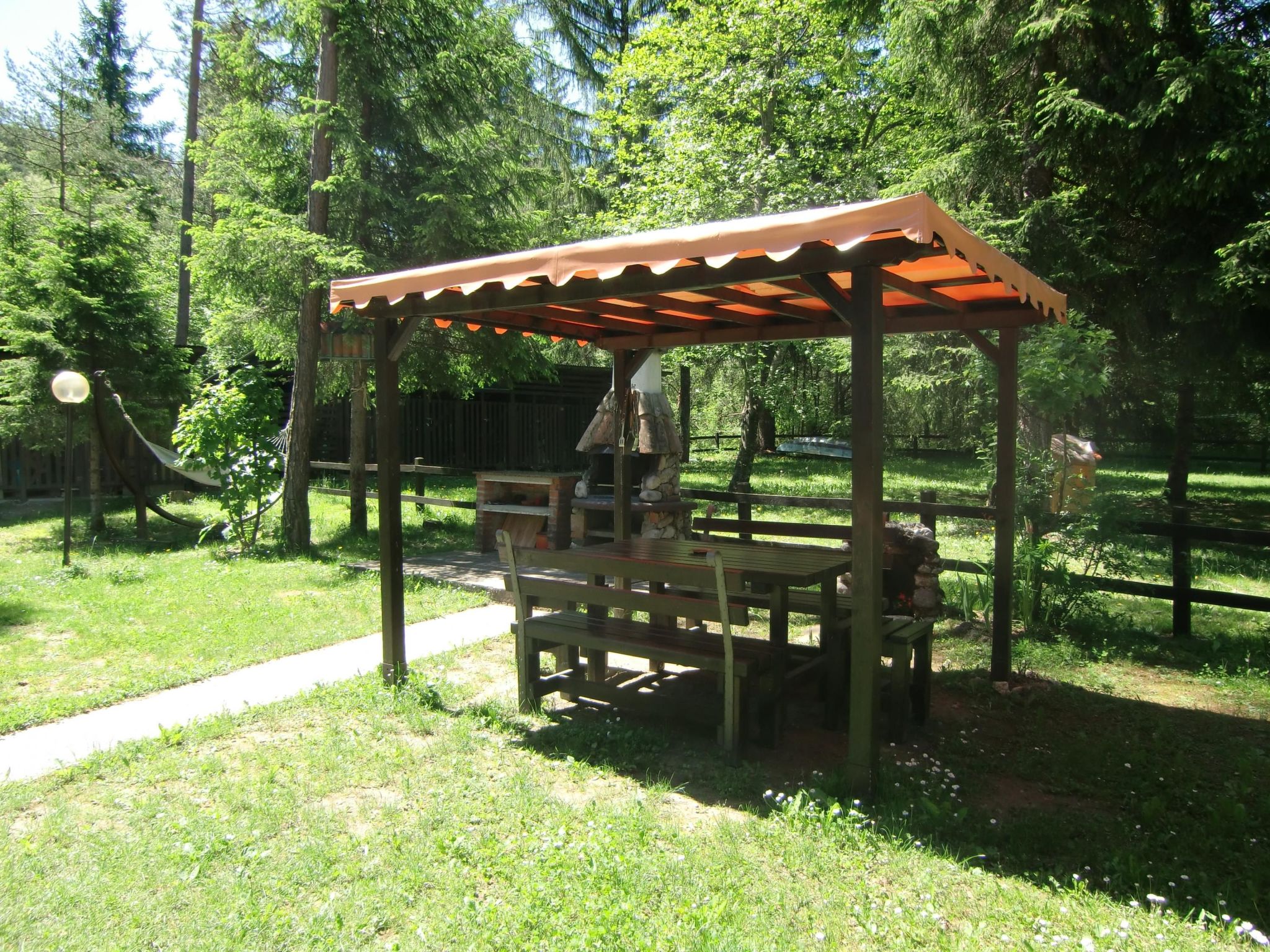 Erdgeschosswohnung mit möbliertem Garten-Binnen