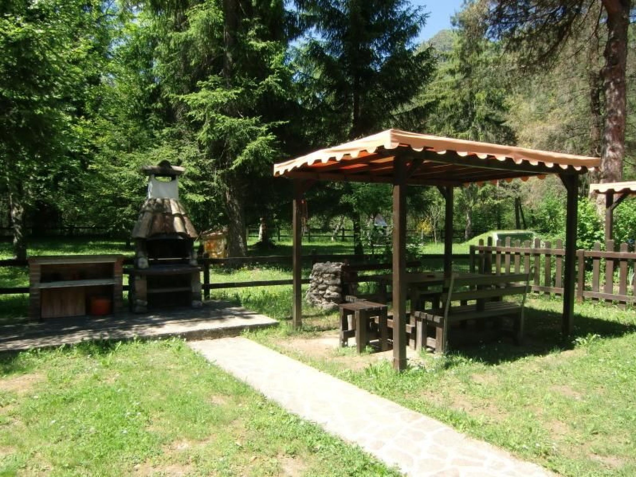 Erdgeschosswohnung mit möbliertem Garten-Binnen