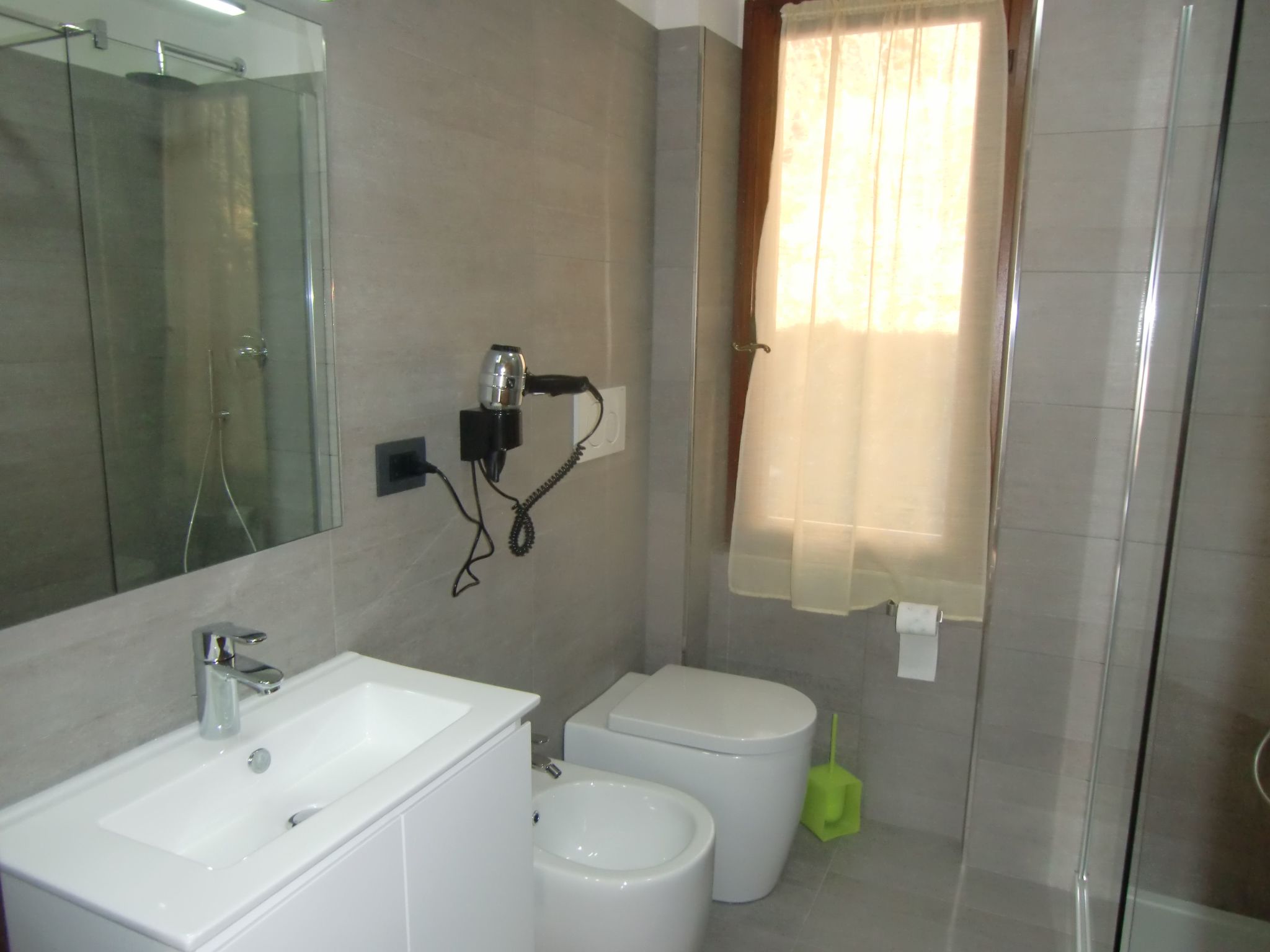 Wohnung im ersten Stock mit schönem Seeblick-Binnen