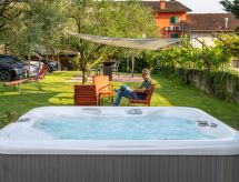Zimmer mit Bad in einer Einrichtung mit Wellness-Center