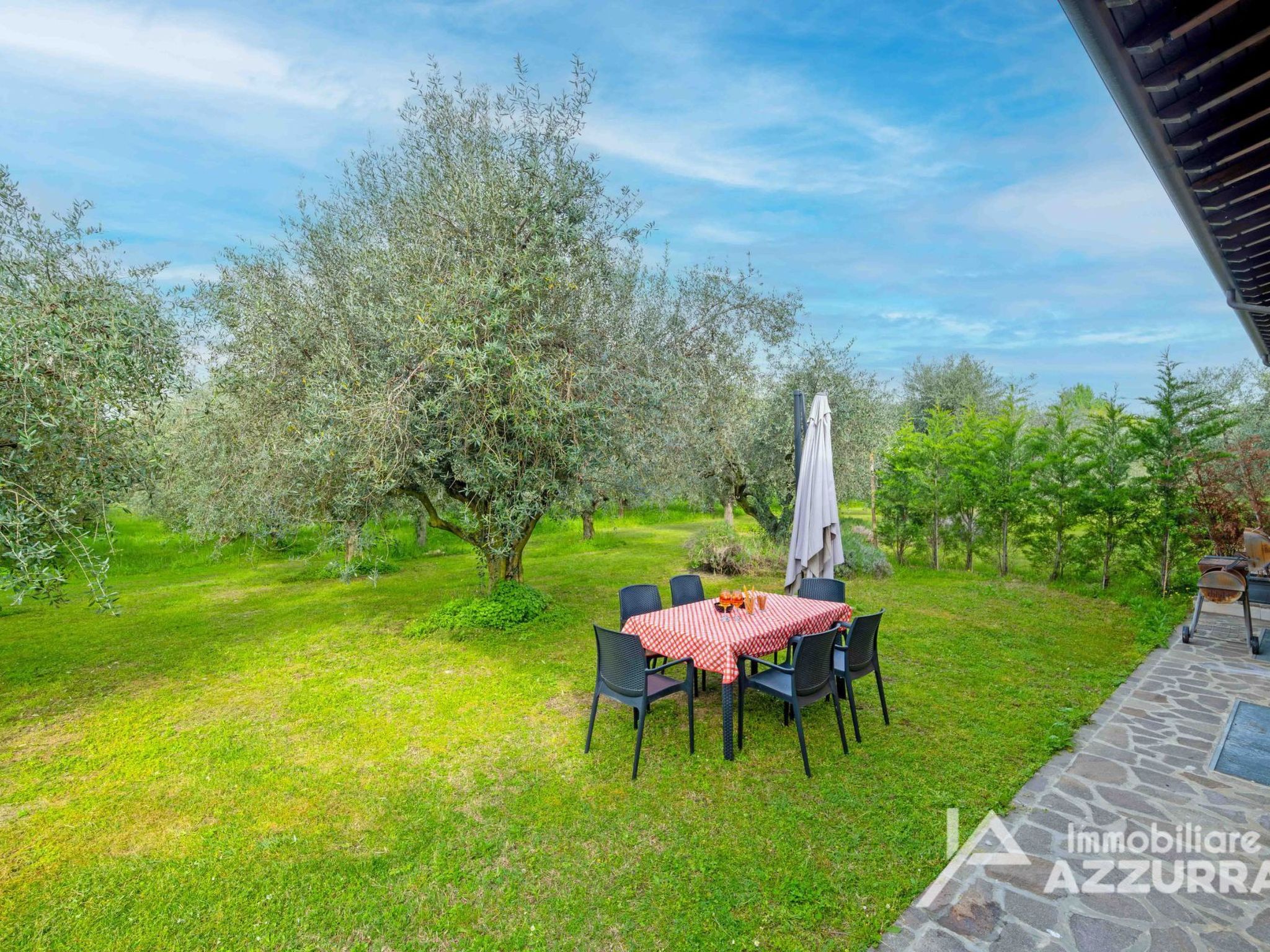 Photo of Villa i Roccoli, zwischen Olivenbäumen mit priva