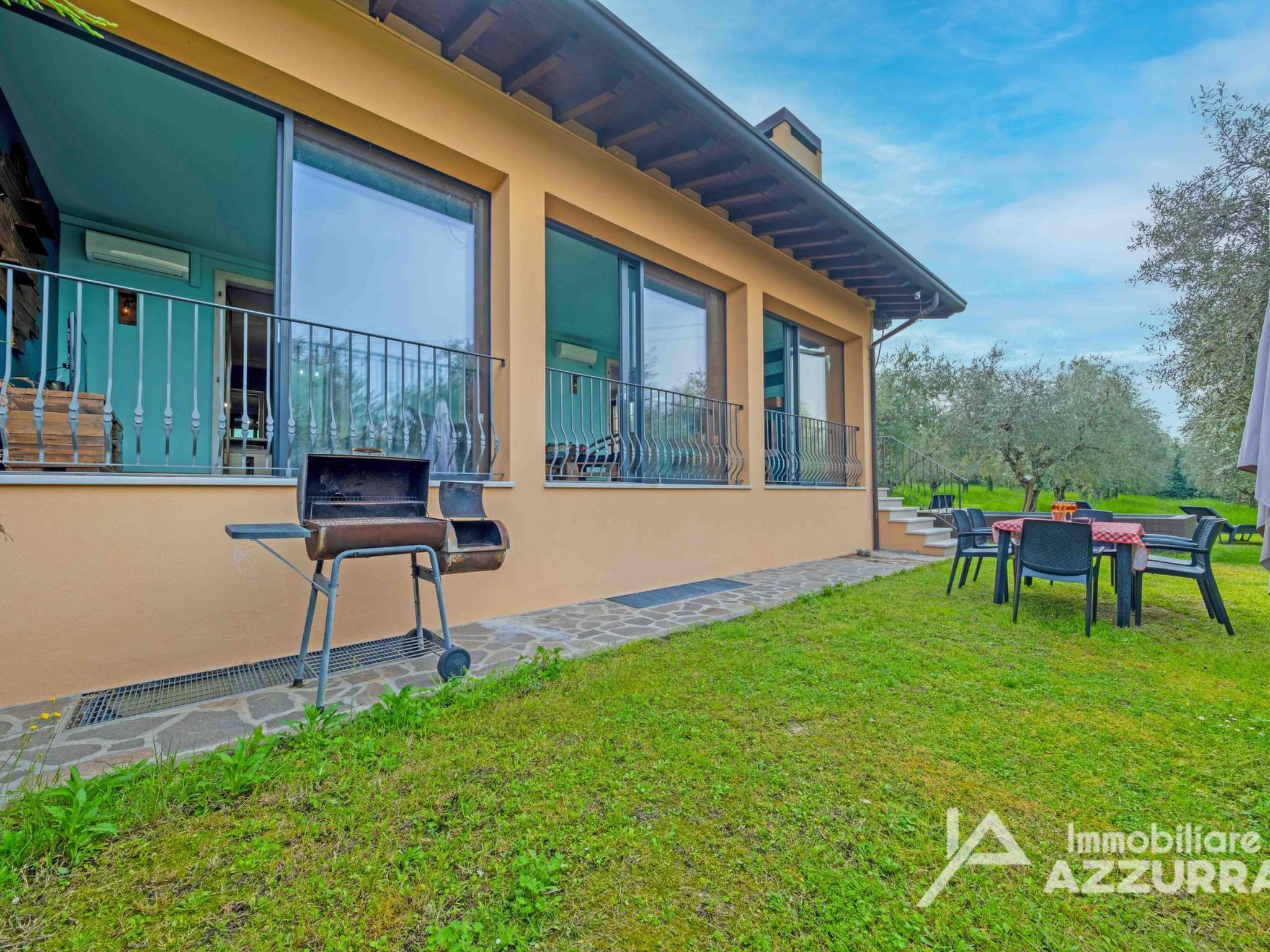 Photo of Villa i Roccoli, zwischen Olivenbäumen mit priva