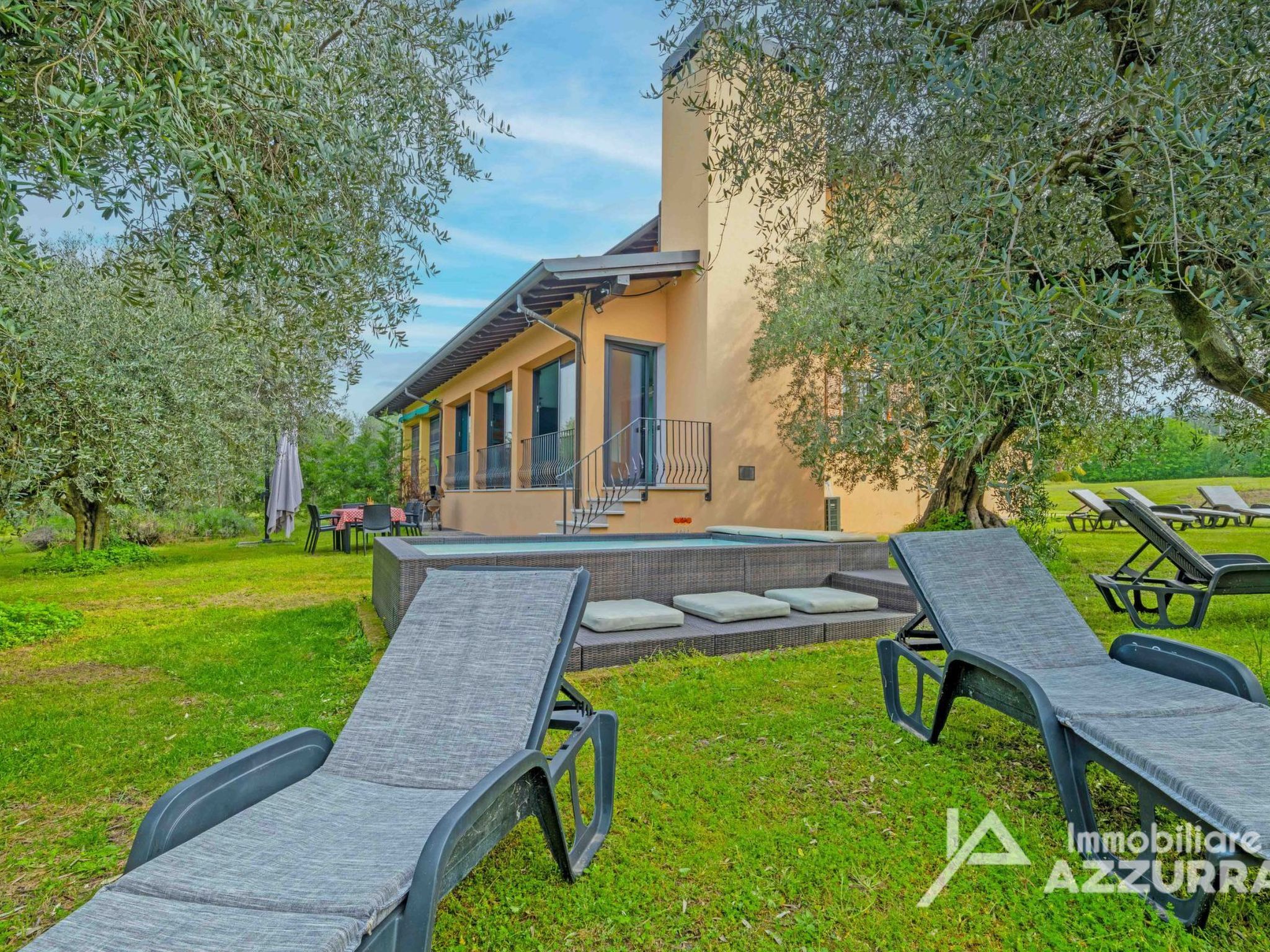 Photo of Villa i Roccoli, zwischen Olivenbäumen mit priva