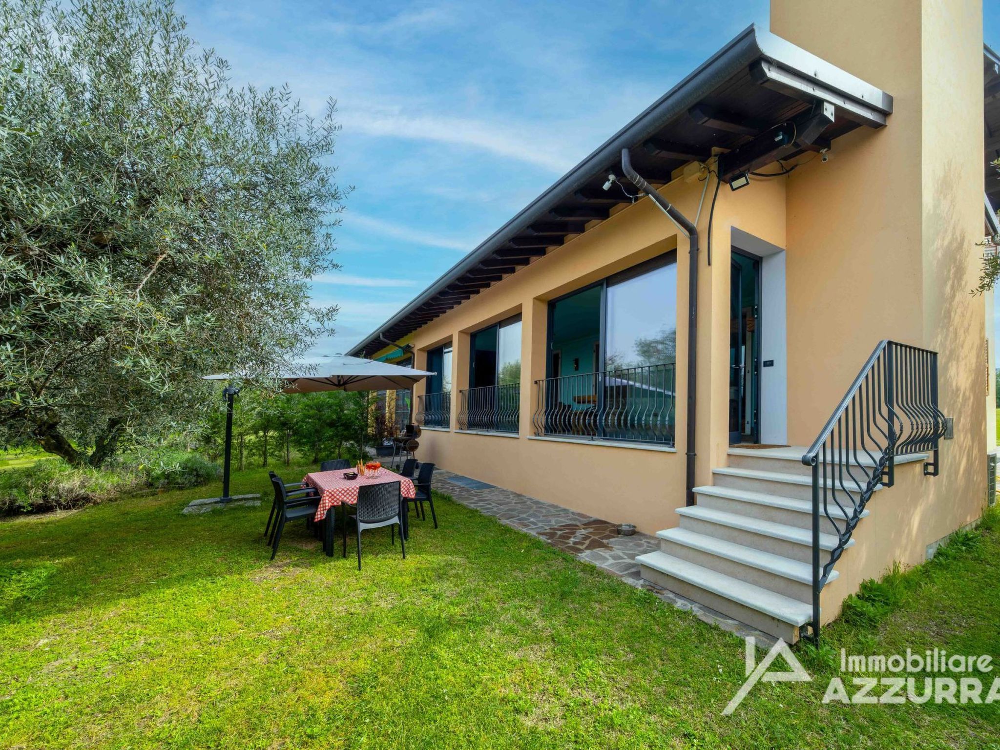 Photo of Villa i Roccoli, zwischen Olivenbäumen mit priva