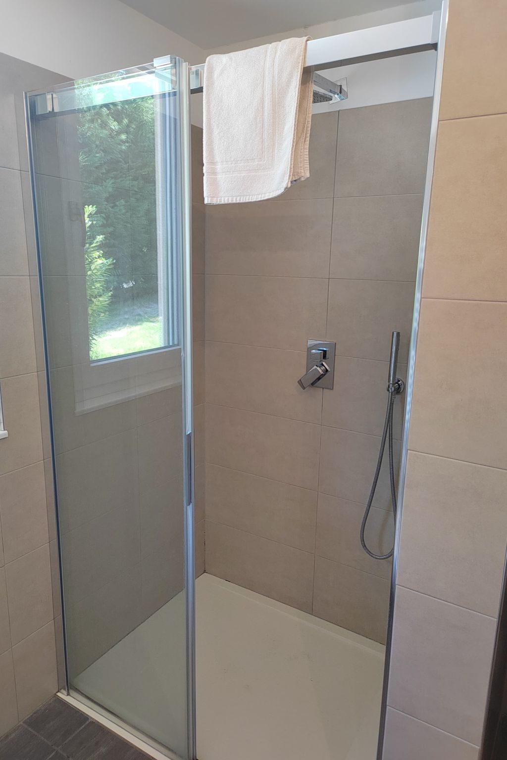 Photo of In einem spektakulären Olivenhain in einer ruhig