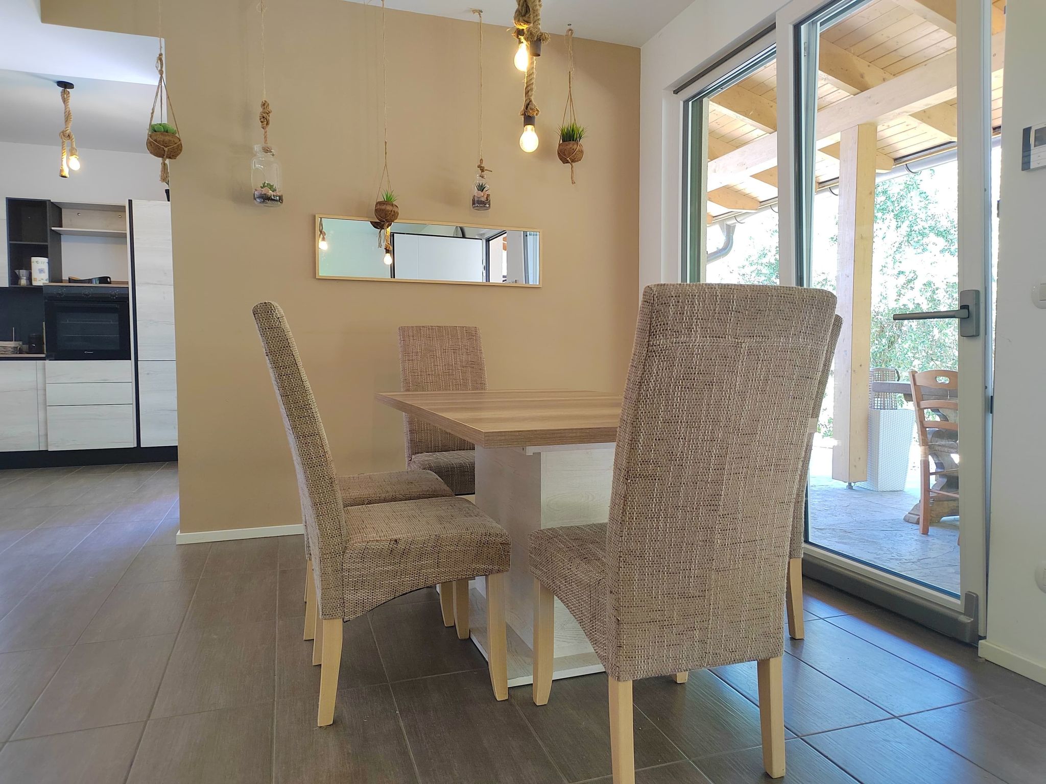 Photo of In einem spektakulären Olivenhain in einer ruhig