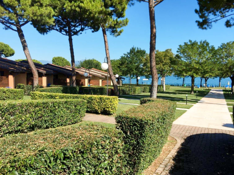 Front Lake Resort Le Corti del Lago