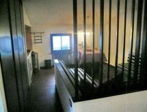 In einer Villa mit Garten und Blick auf den Gardasee