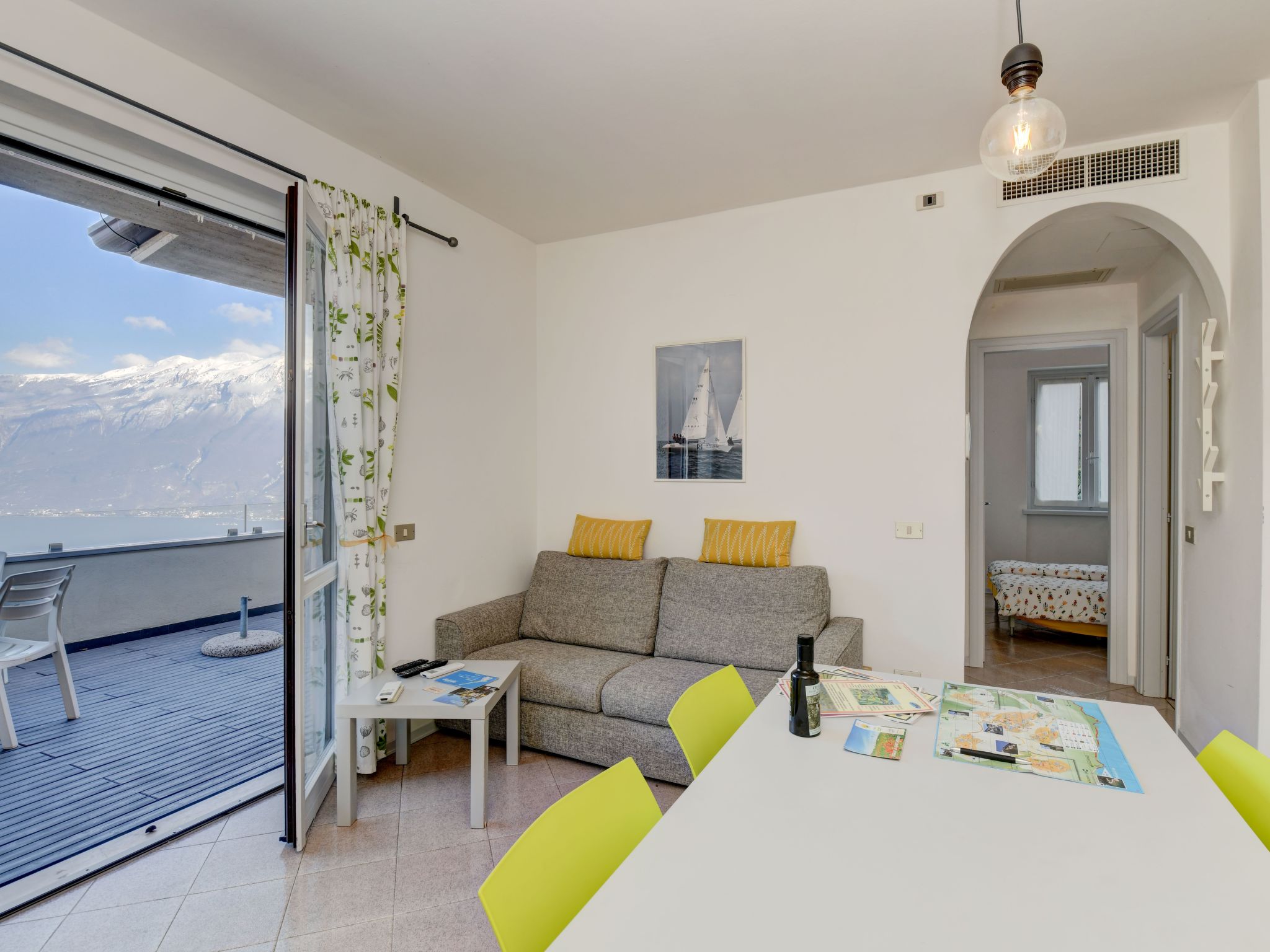 Maximaal 2 huisdieren/honden toegestaan. Casa Lena is located in the Poggio del Garda residential complex overlooking the historic centre of the hamlet of Piovere, and is a 50 sqm flat with a beautifu..