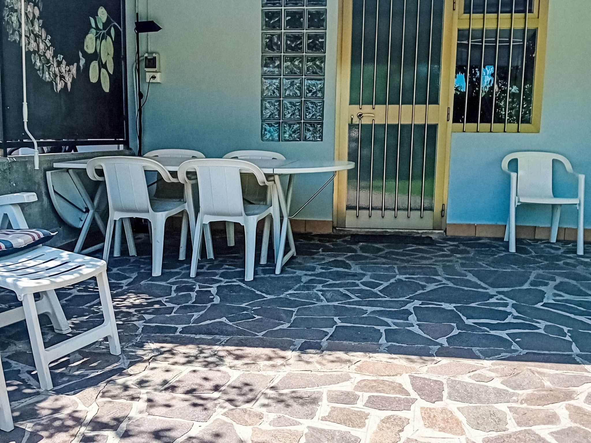 Maximaal 2 huisdieren/honden toegestaan. The holiday flat villa is located in a beautiful natural landscape in Manerba del Garda in Lombardy, in a quiet residential area and only 200 metres from the l..
