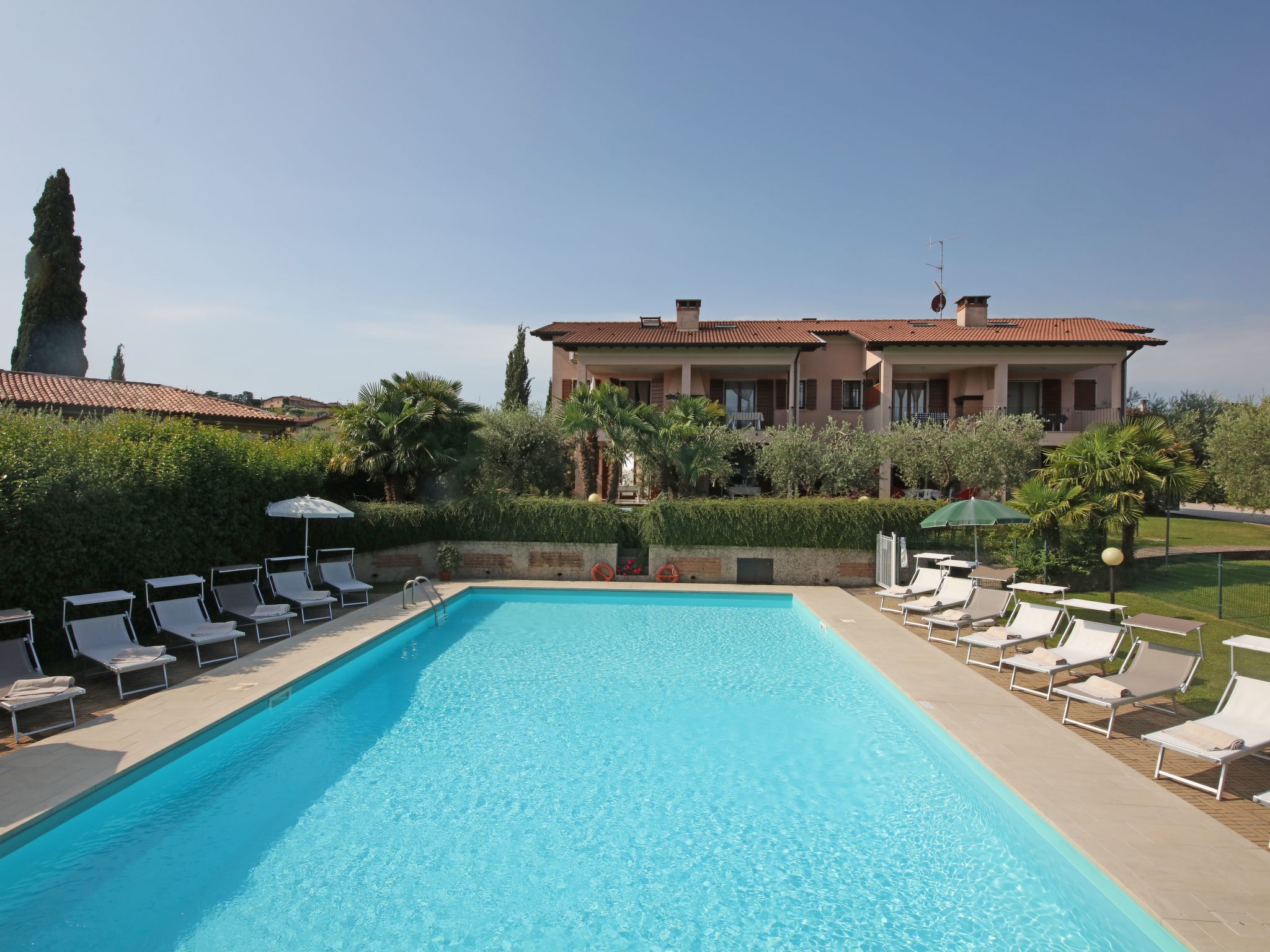 Inmitten von Blumen N.2