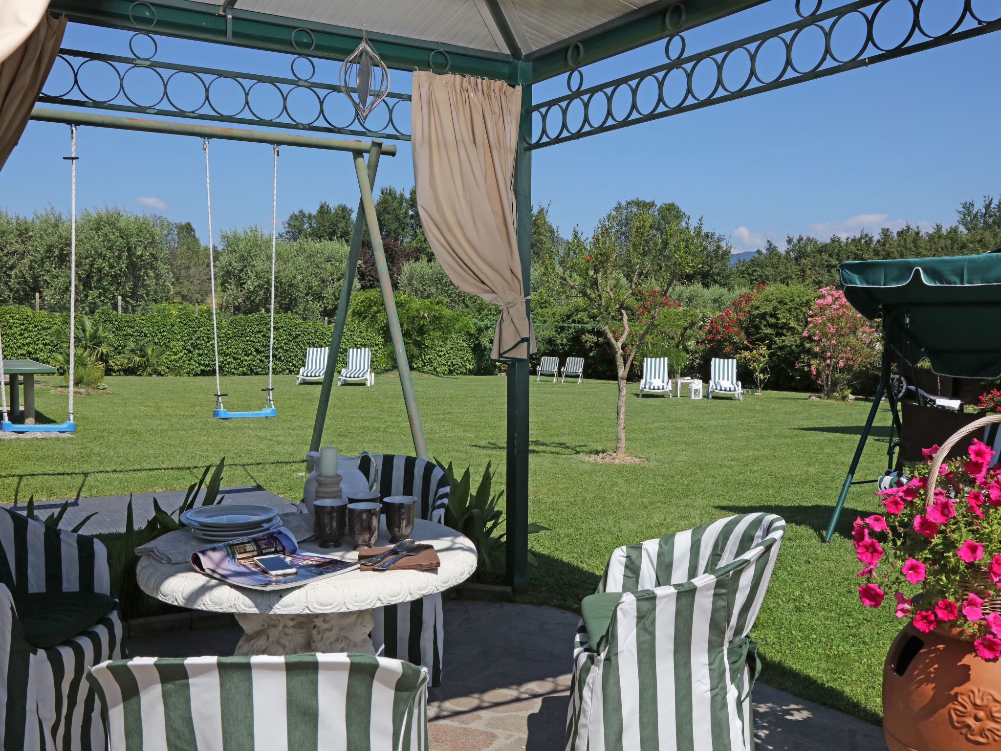 Inmitten von Blumen N.2-Dedans