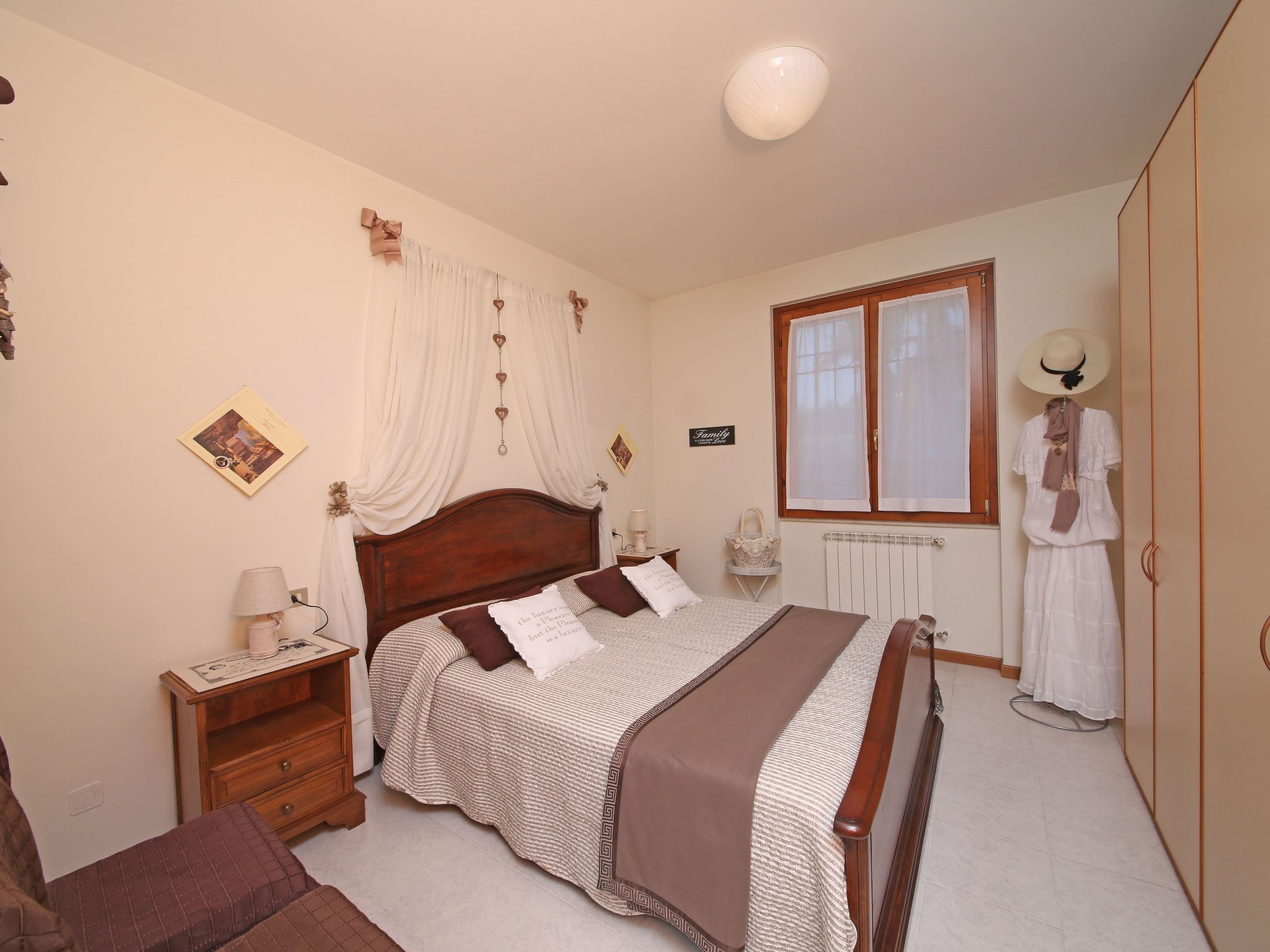 Inmitten von Blumen N.2-Dedans