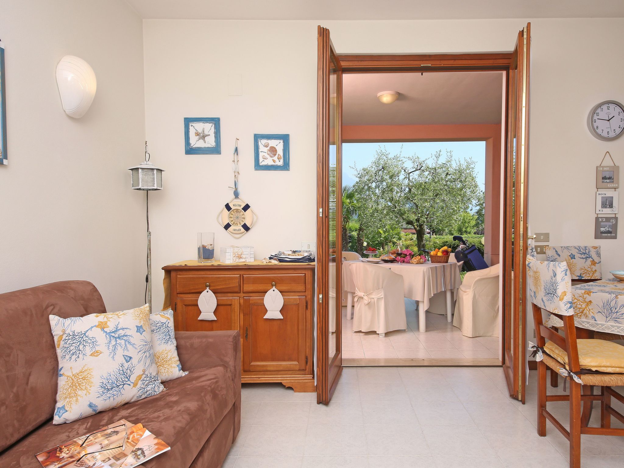 Inmitten von Blumen N.2-Dedans