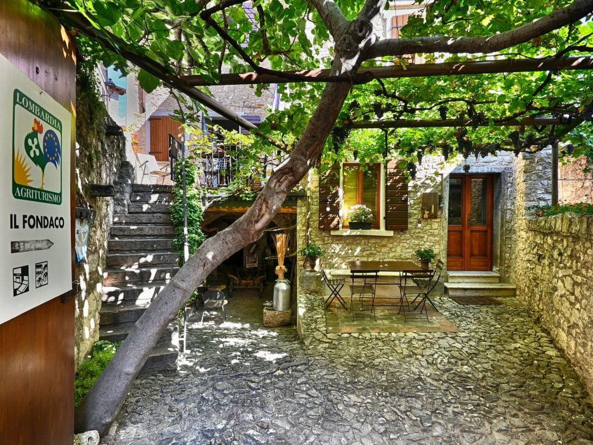 Maximaal 2 huisdieren/honden toegestaan. Discover the rustic charm and timeless elegance of the old farmhouse in the historic heart of Piovere, masterfully restored to preserve the unique characterist..